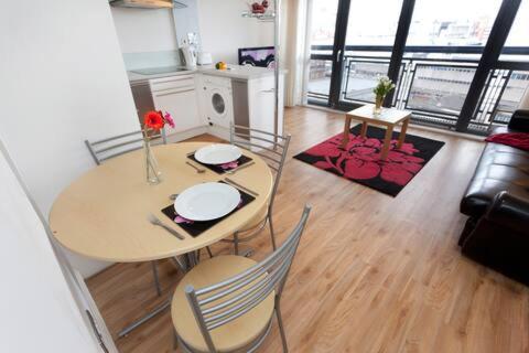 Apartment City Centre Apartment With Balcony By Motorpoint Arena And Victoria Centre Shopping Centre In Thurland Street - Outdoor Parking For Cars Or Vans At Five Pounds A Day *