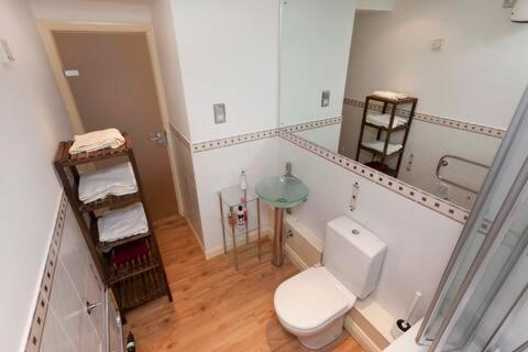 City Centre Apartment With Balcony By Motorpoint Arena And Victoria Centre Shopping Centre In Thurland Street - Outdoor Parking For Cars Or Vans At Five Pounds A Day Apartment Nottingham