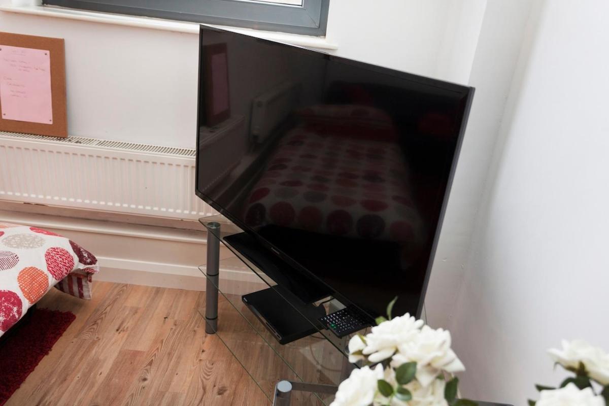 Apartment City Centre Apartment With Balcony By Motorpoint Arena And Victoria Centre Shopping Centre In Thurland Street - Outdoor Parking For Cars Or Vans At Five Pounds A Day Nottingham