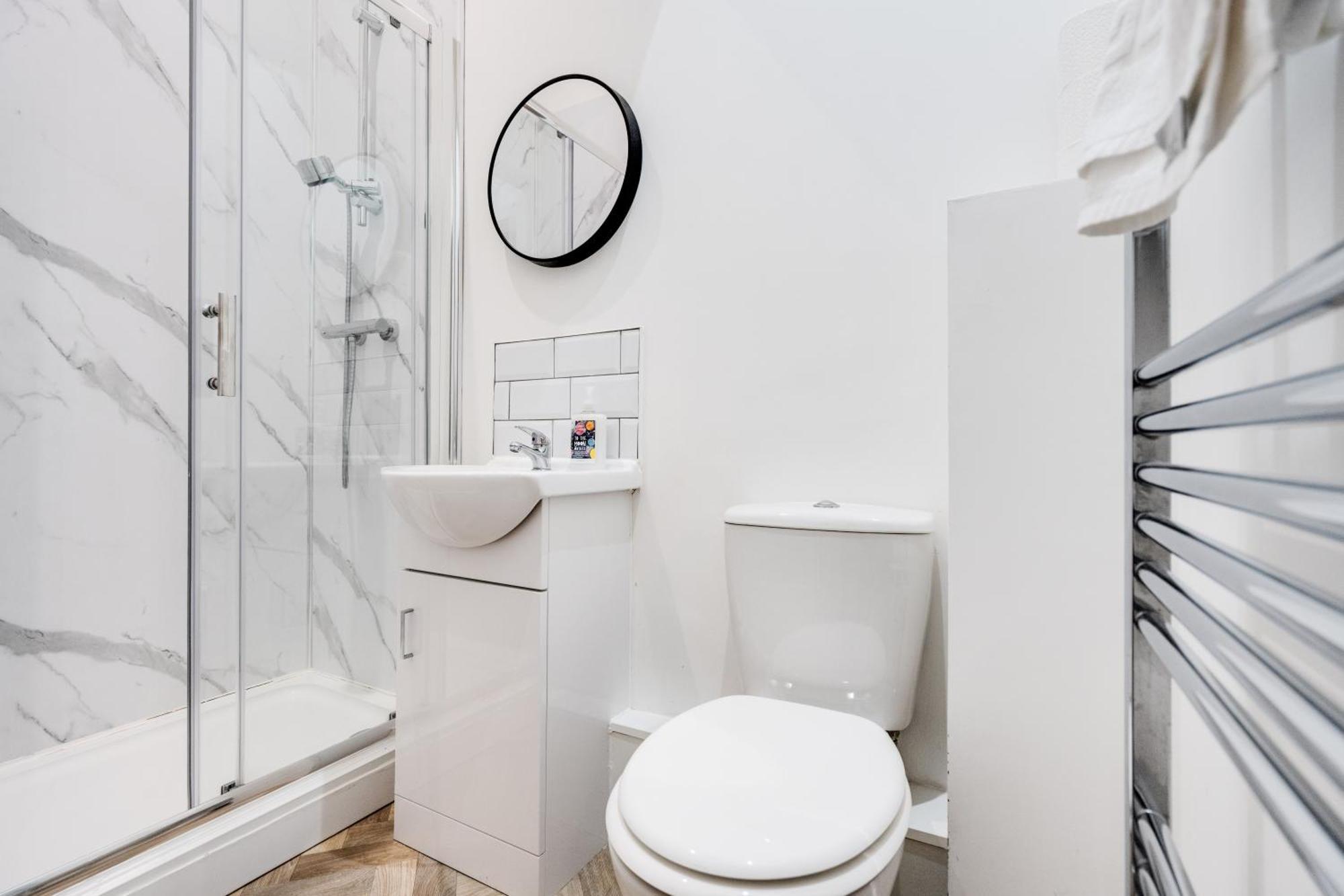 8br Style & En-suite - Free Parking - Spec Apartment