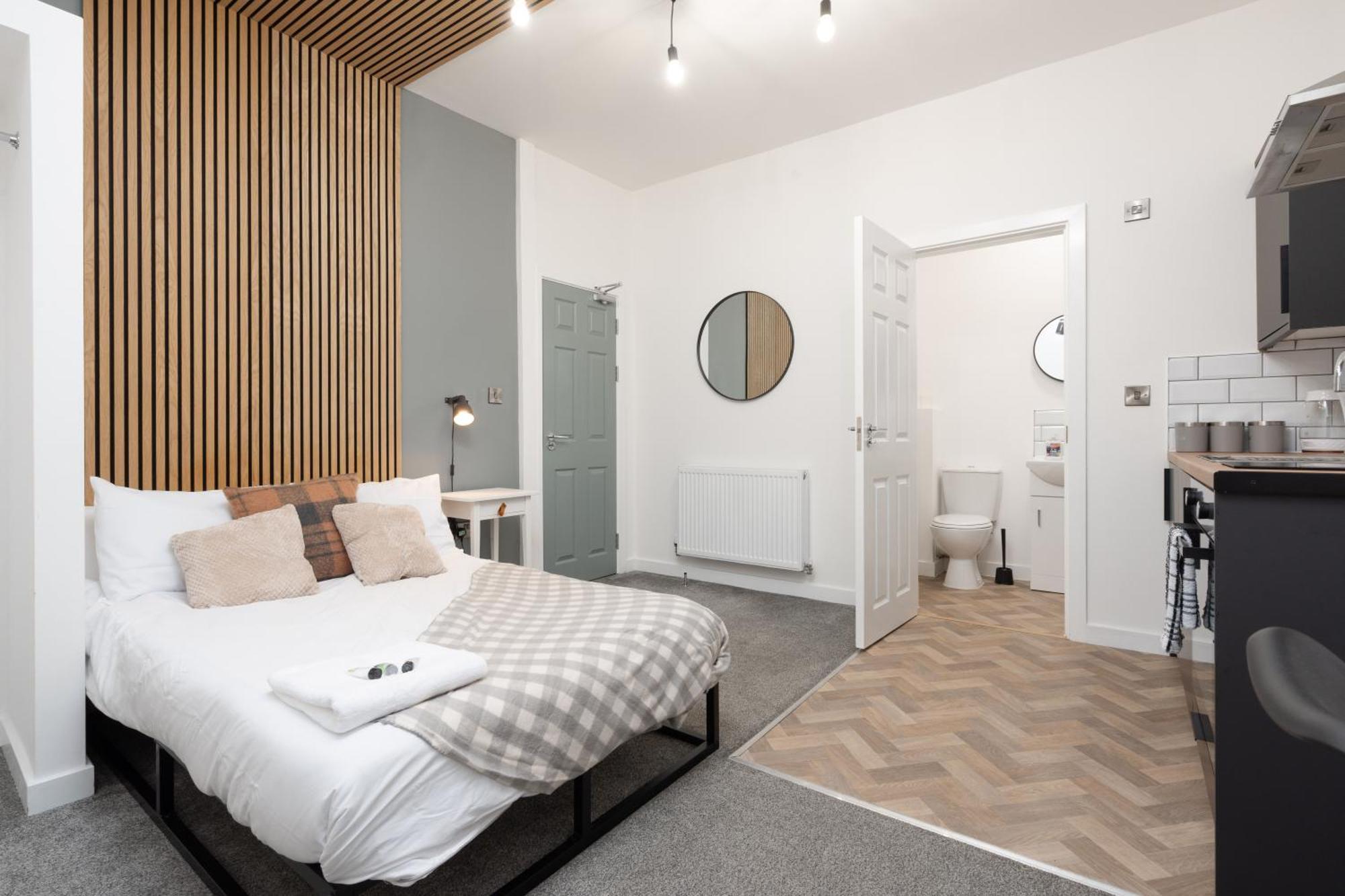 8br Style & En-suite - Free Parking - Spec Apartment *