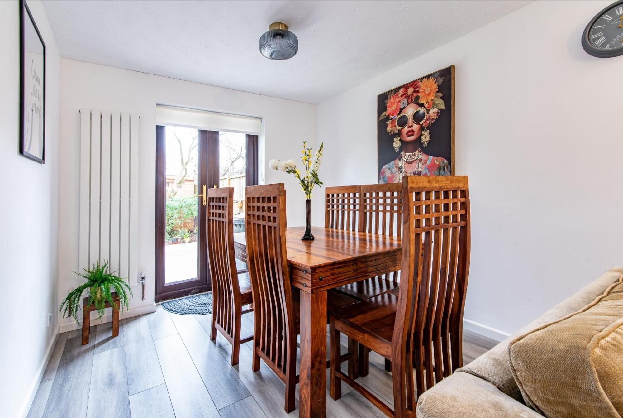 5-bedroom House In - Sleeps 9 *