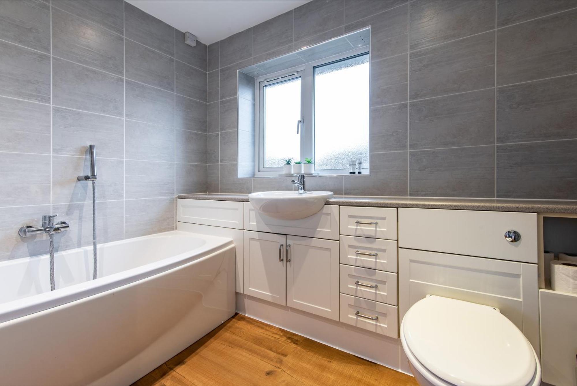 5-bedroom House In - Sleeps 9 *