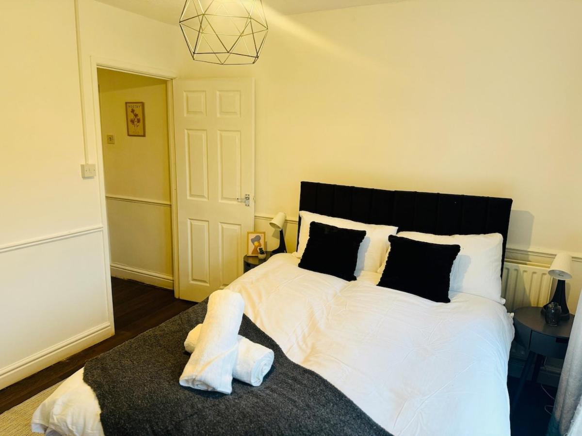 Trendy House 4-bed - Near Hospital, Bulwell, Qmc, City-centre & Transport Links - Prime Location Apartment *