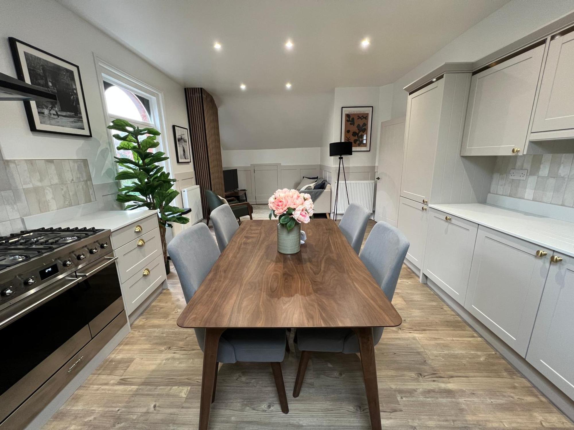 Apartment 2-br Flat In Nottingham, Newly Furnished & Great Location *