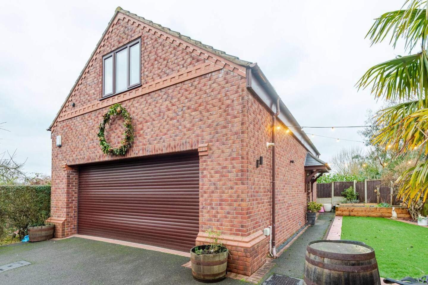 Cosy Village In With Parking *