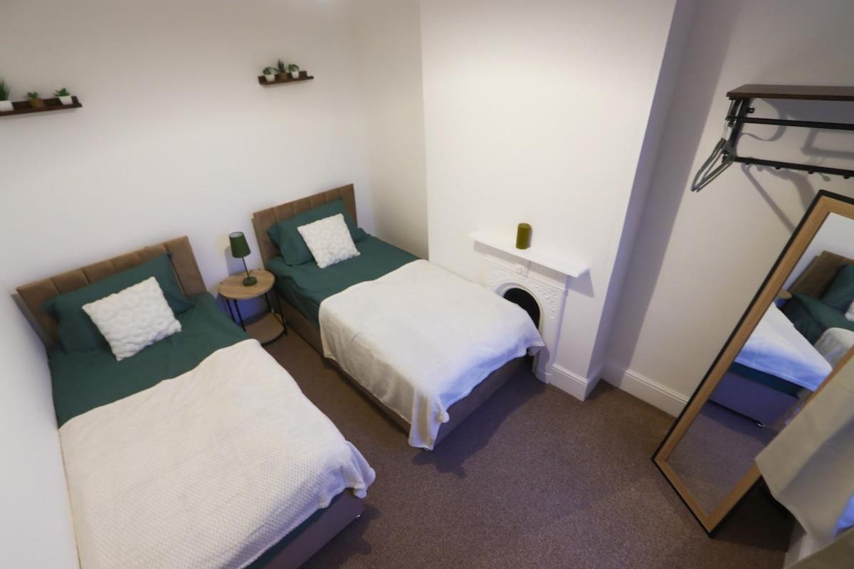 Modern 4-bed Sleeps 8 Close To Centre Parking Available - Exc Restricted Holiday home Nottingham