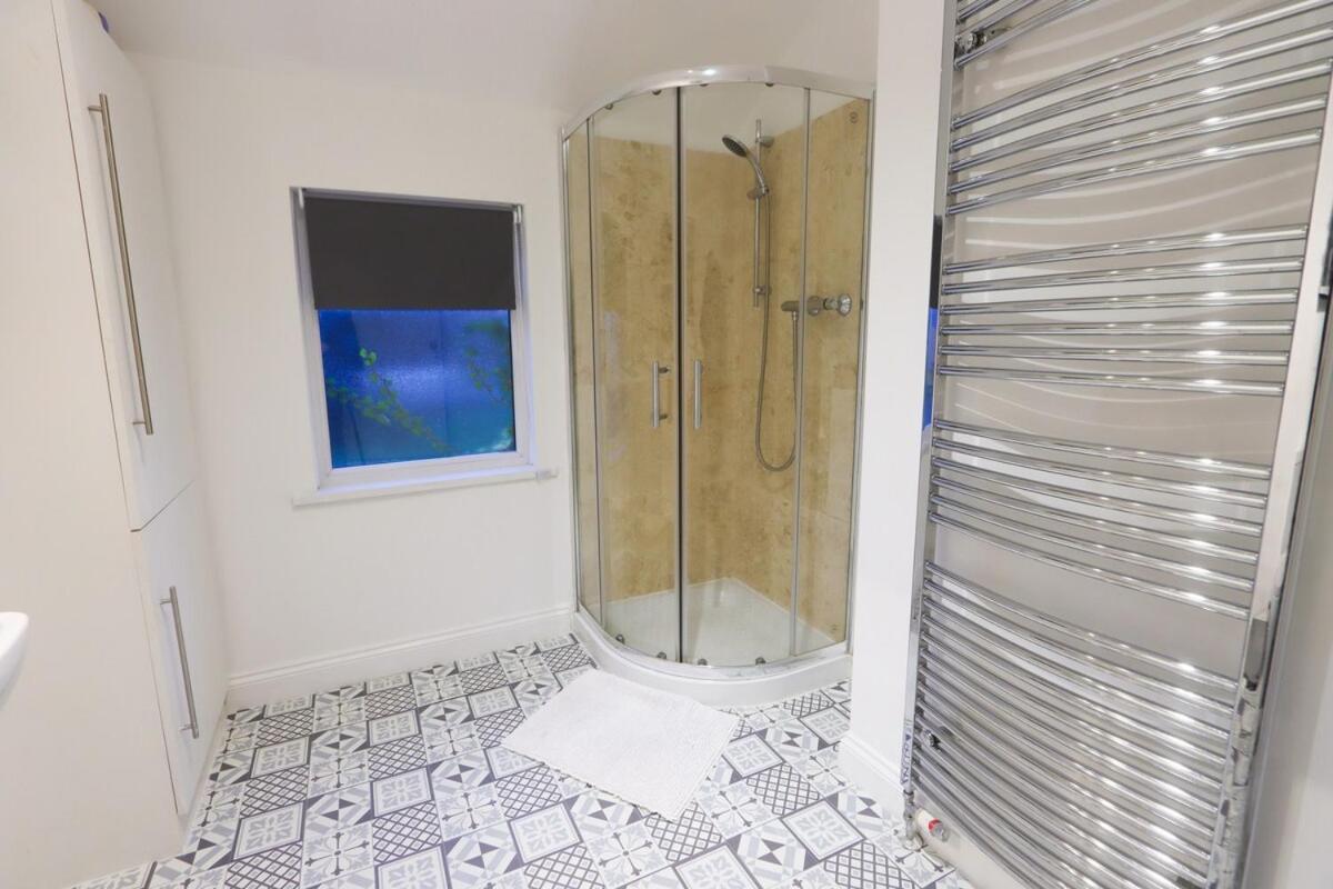 Modern 4-bed Sleeps 8 Close To Centre Parking Available - Exc Restricted Holiday home