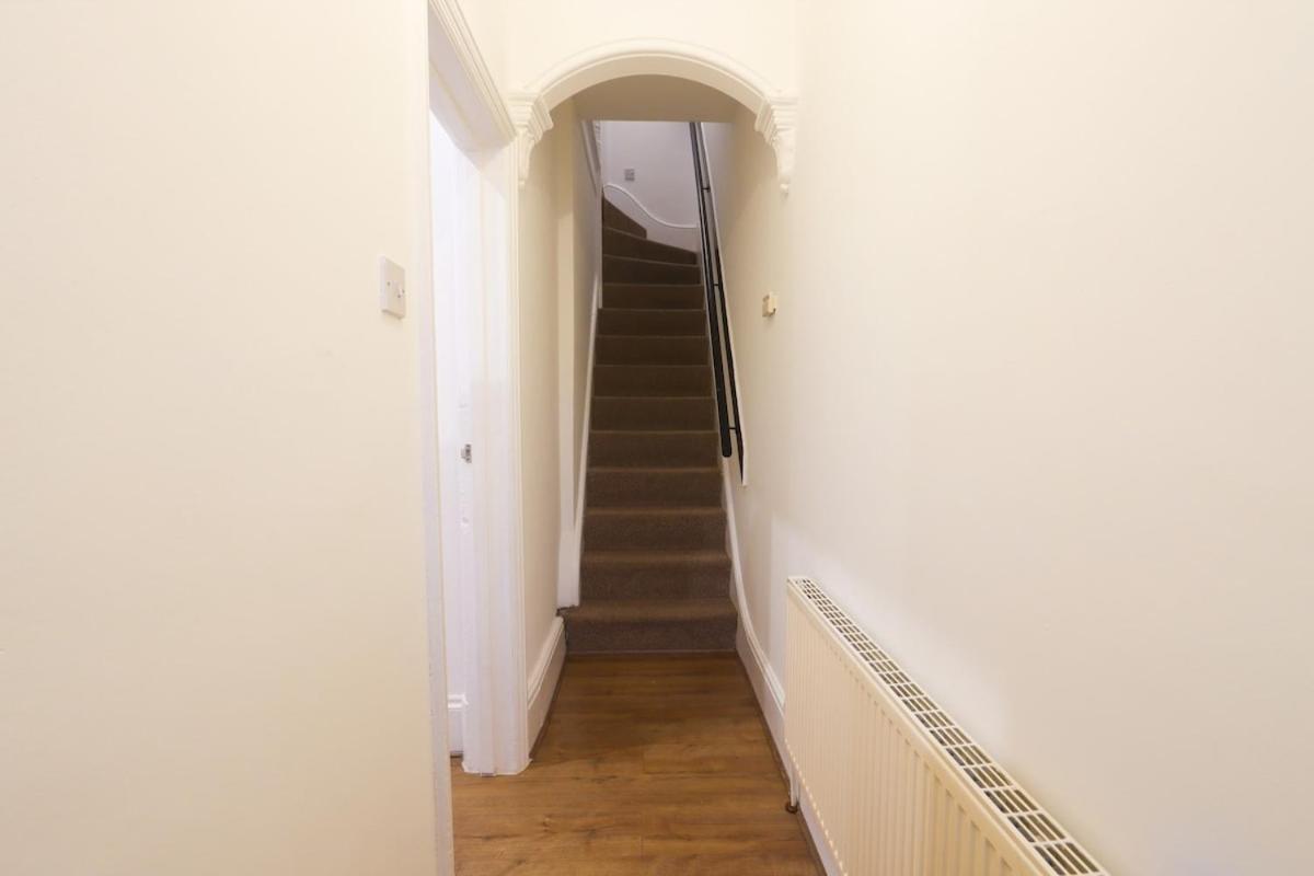 Modern 4-bed Sleeps 8 Close To Centre Parking Available - Exc Restricted *