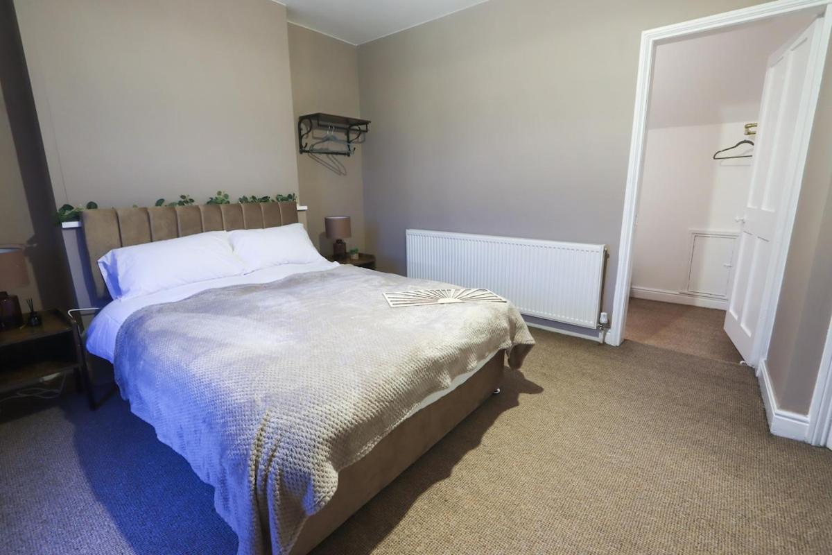 Modern 4-bed Sleeps 8 Close To Centre Parking Available - Exc Restricted *