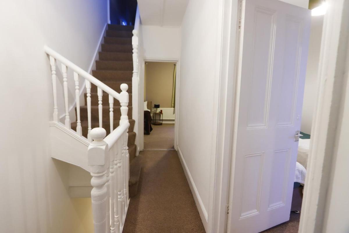 Modern 4-bed Sleeps 8 Close To Centre Parking Available - Exc Restricted Holiday home