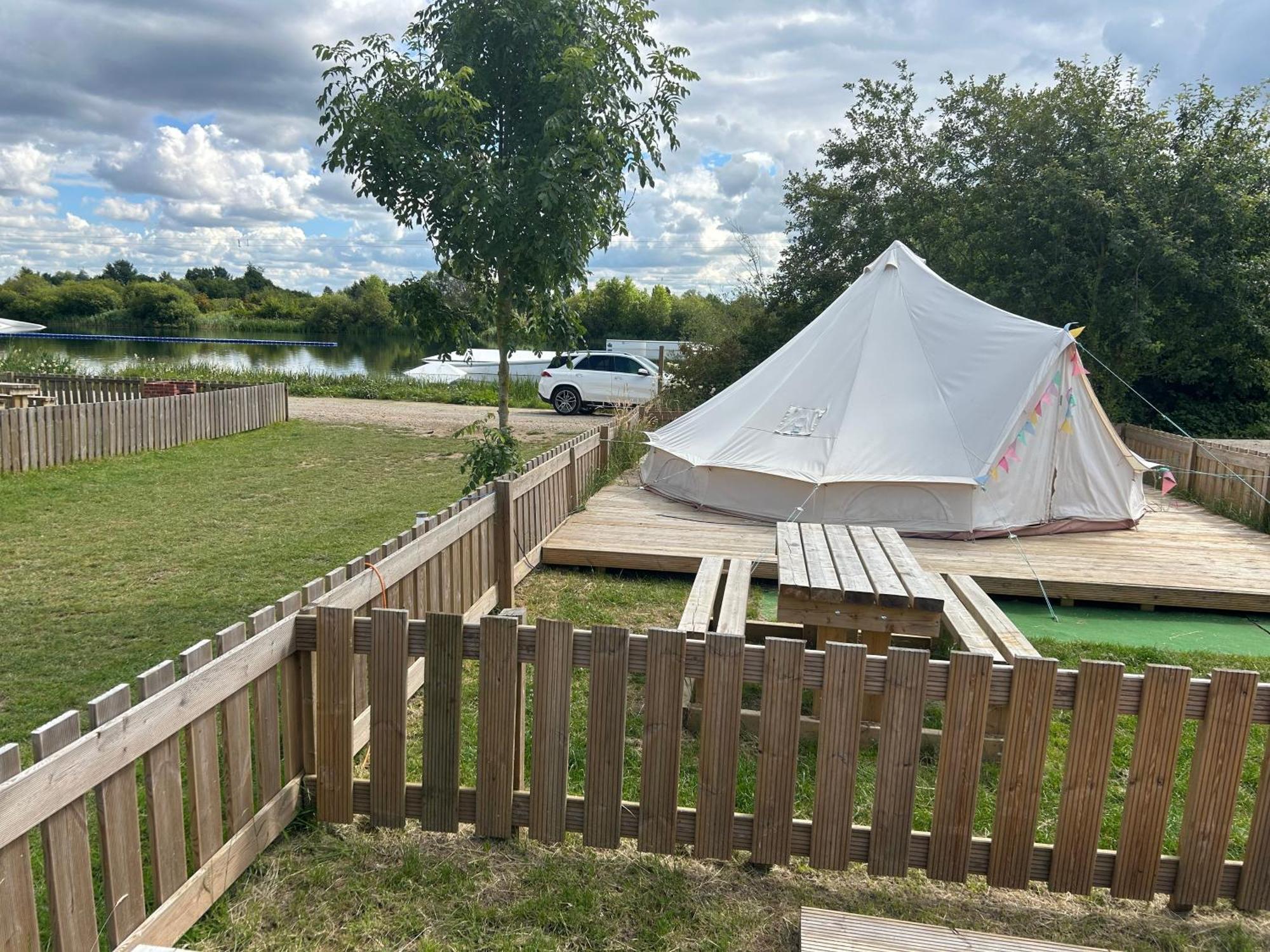 Tenda de luxo Spring Lakes Side Bell Tents
