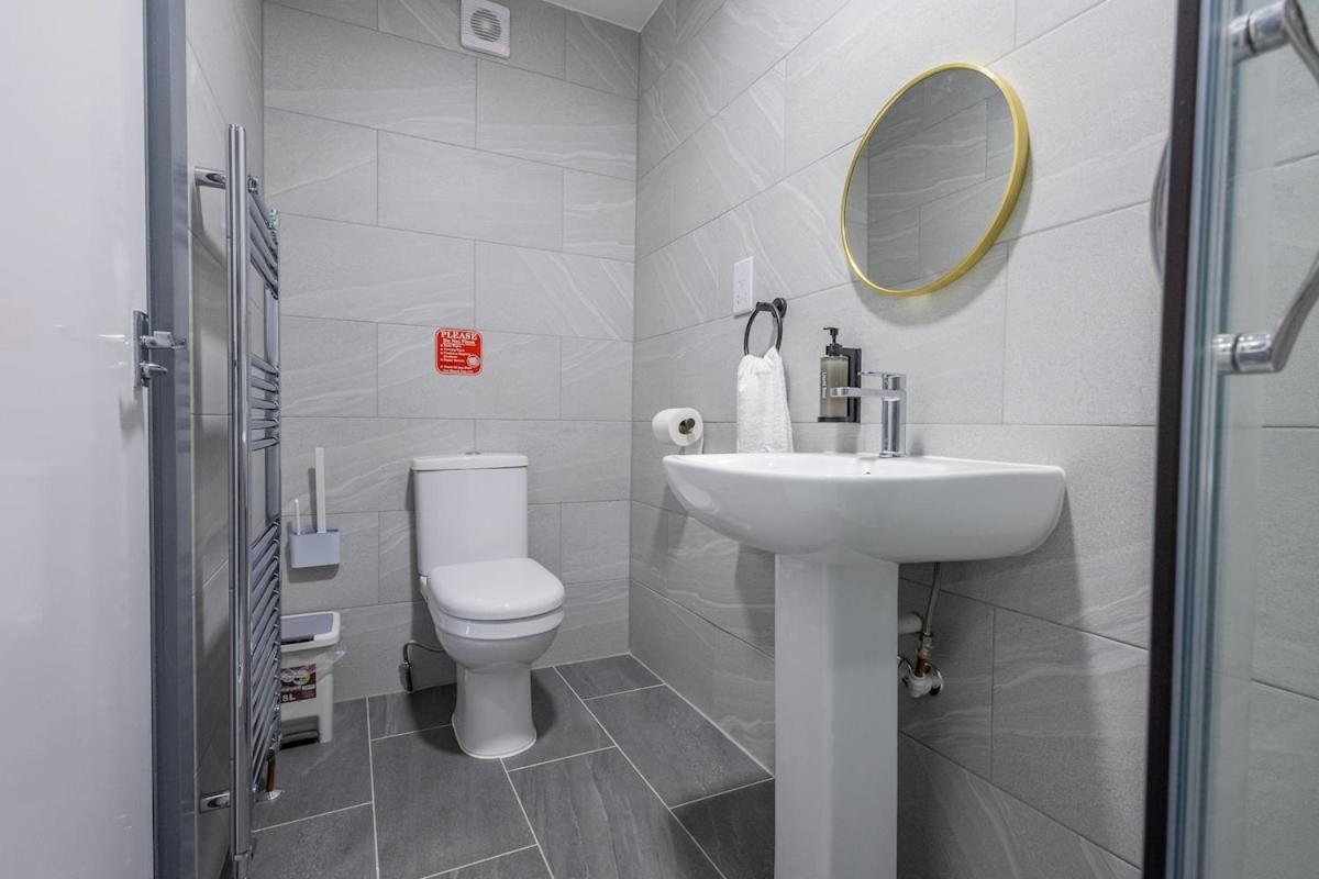Premium Serviced Nottingham, 4 Bedrooms, 5 Beds, 4 Bathrooms, Sleeps 7 Holiday home Nottingham