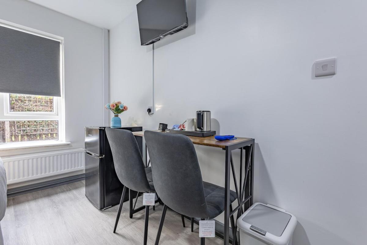 Premium Serviced Nottingham, 4 Bedrooms, 5 Beds, 4 Bathrooms, Sleeps 7 Holiday home *