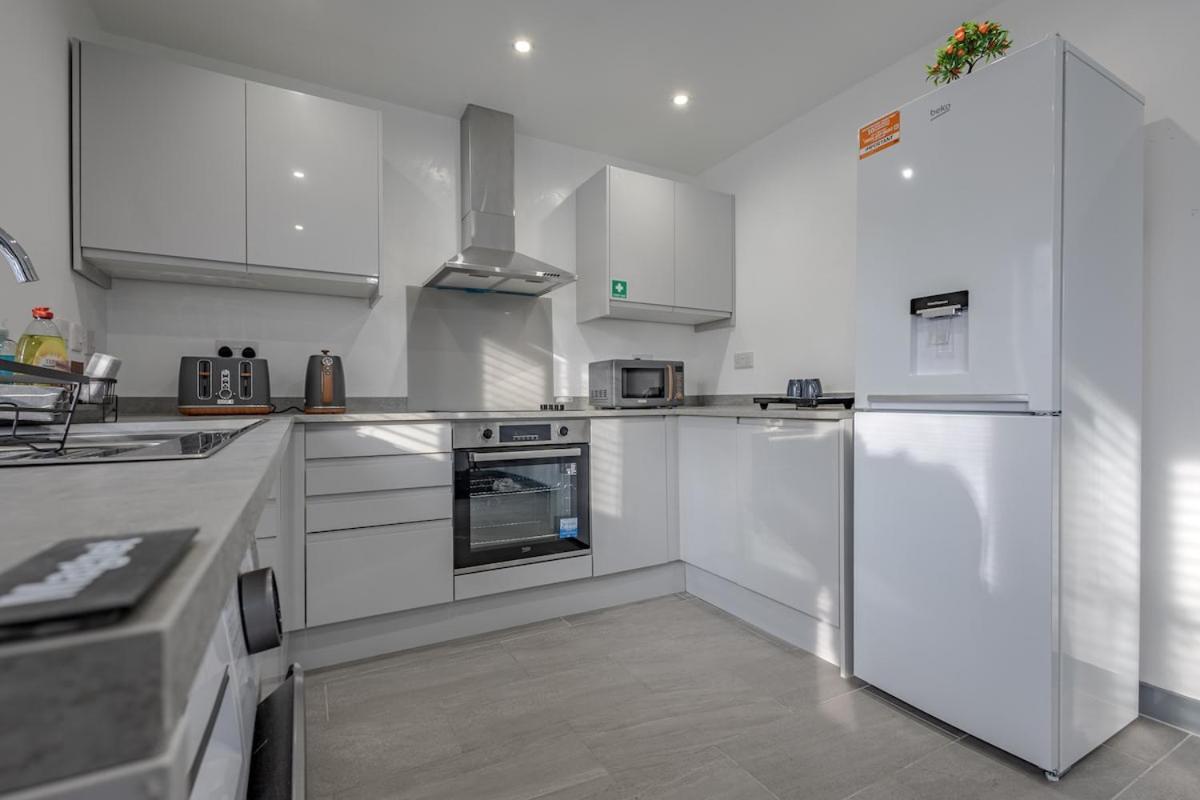 Premium Serviced Nottingham, 4 Bedrooms, 5 Beds, 4 Bathrooms, Sleeps 7 Holiday home *