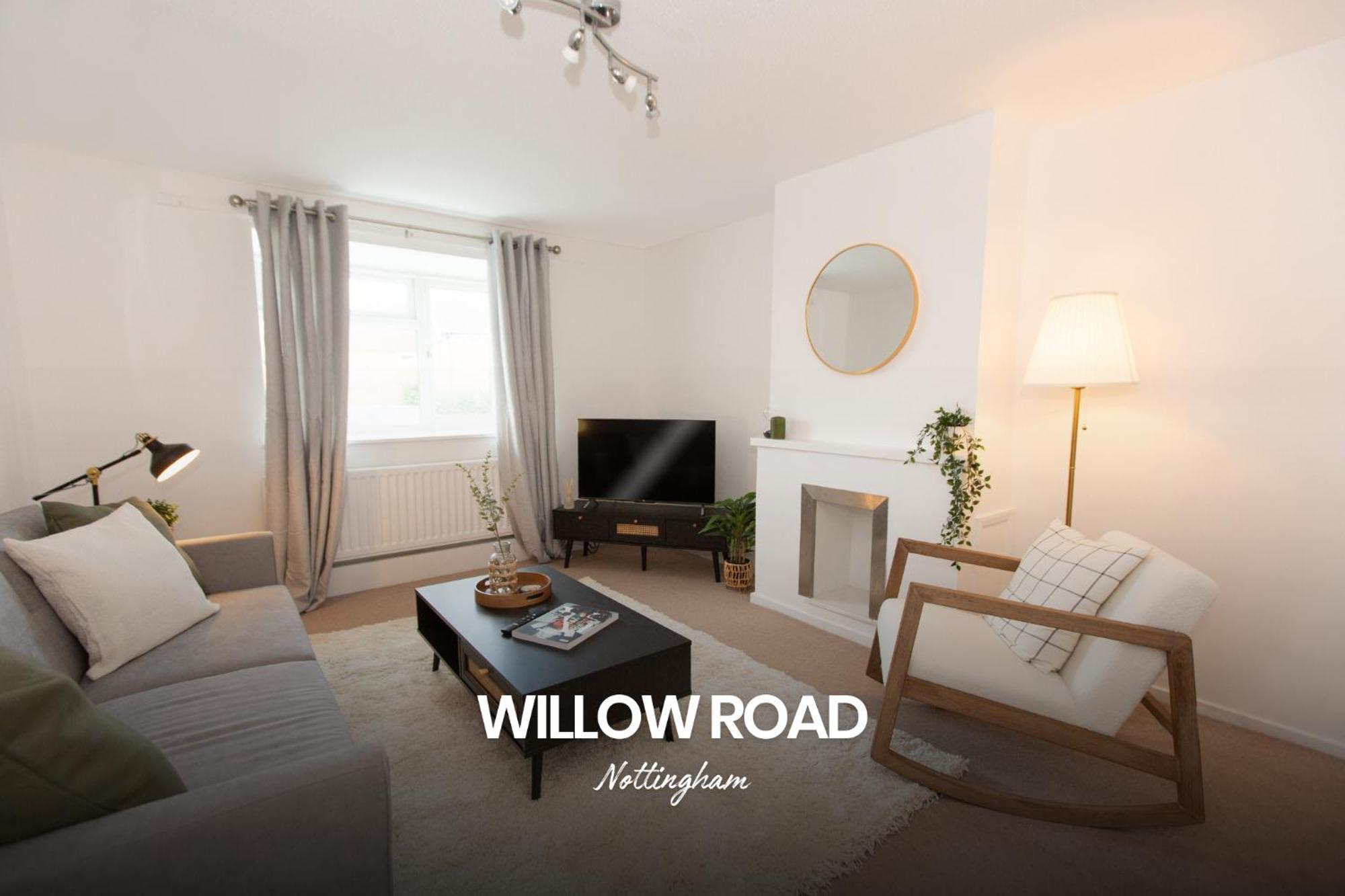 Inviting 3-bed In By Renzo, Driveway, Smart Tv With Netflix! * Nottingham