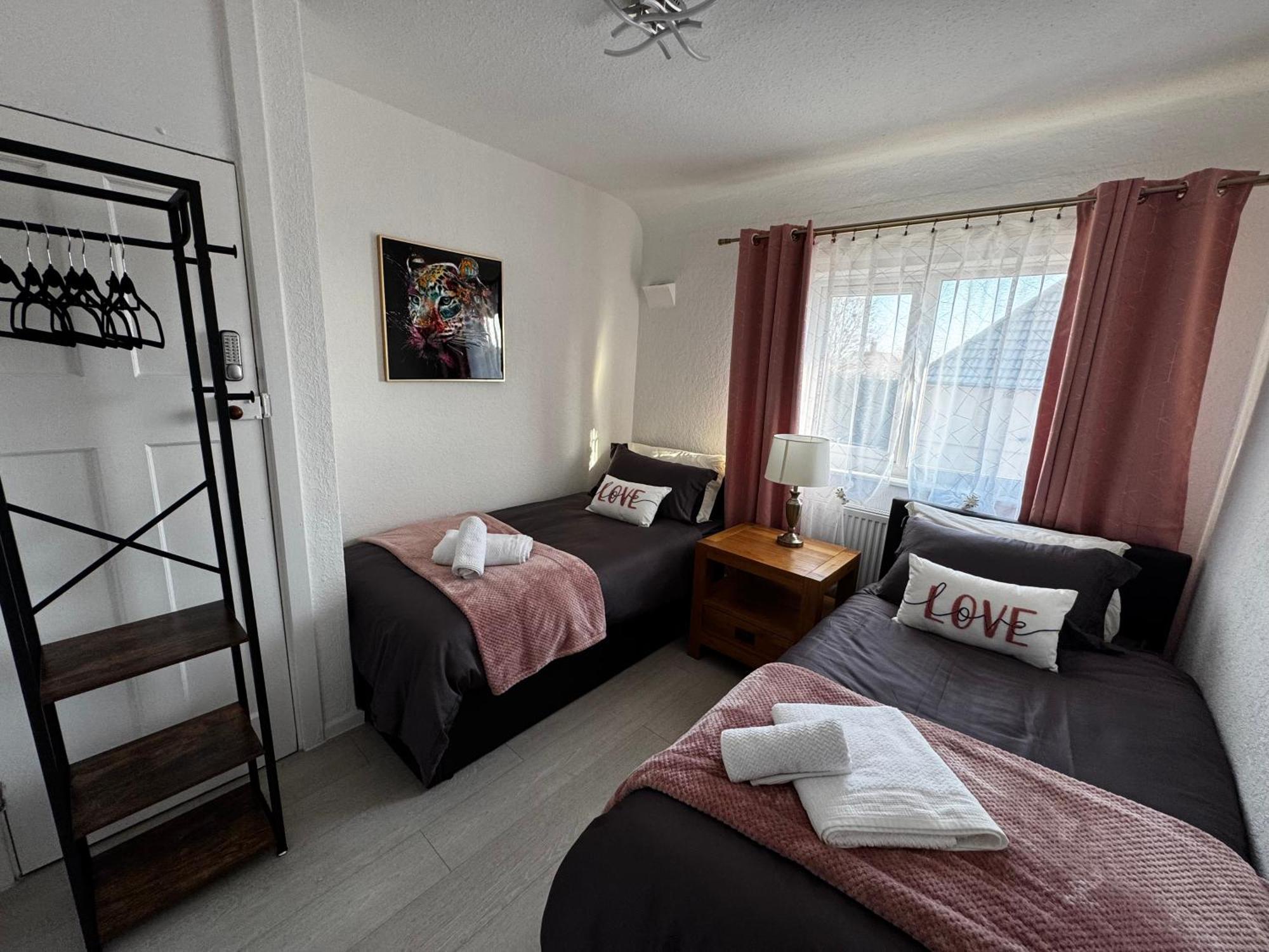 Holiday home Cosy Retreat On Seaton Crescent - Free Off-street Parking For 5 Cars, Wifi-500mb, Families & Contractors, Close To M1 Jct 26