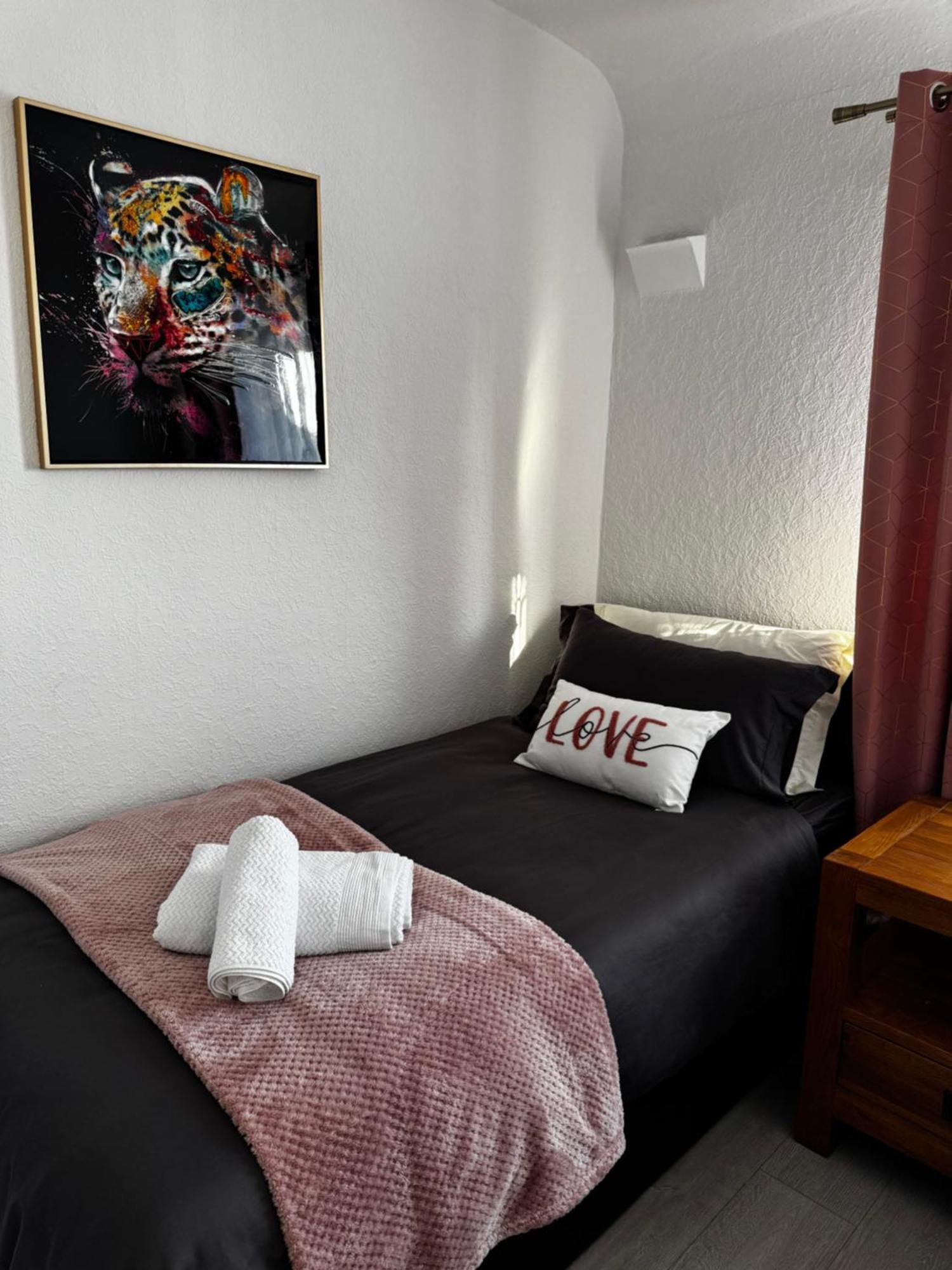 Cosy Retreat On Seaton Crescent - Free Off-street Parking For 5 Cars, Wifi-500mb, Families & Contractors, Close To M1 Jct 26 Nottingham