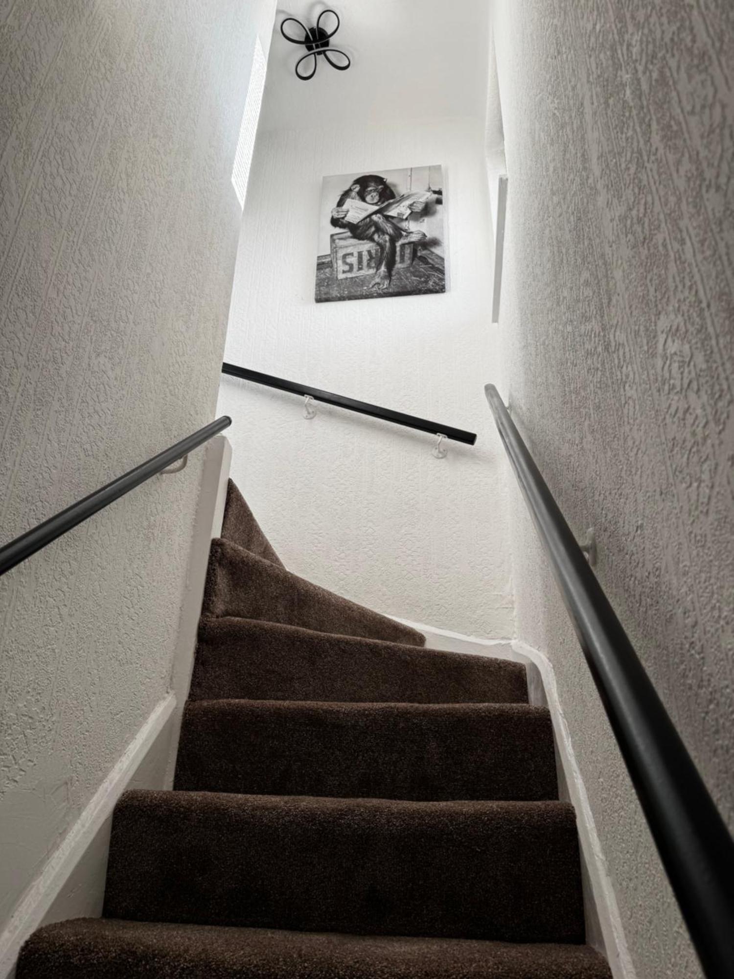 Cosy Retreat On Seaton Crescent - Free Off-street Parking For 5 Cars, Wifi-500mb, Families & Contractors, Close To M1 Jct 26 Holiday home
