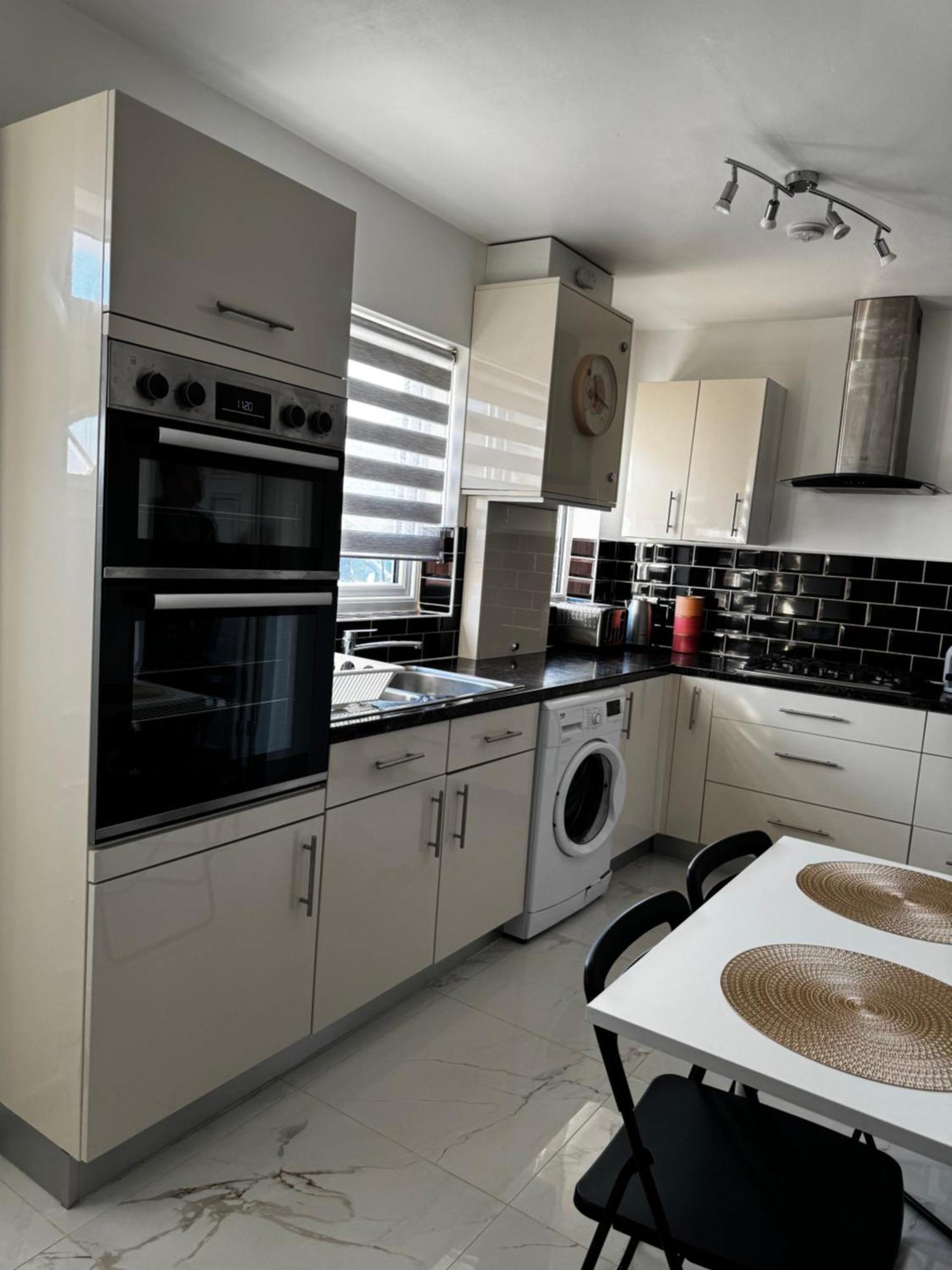 Holiday home Cosy Retreat On Seaton Crescent - Free Off-street Parking For 5 Cars, Wifi-500mb, Families & Contractors, Close To M1 Jct 26