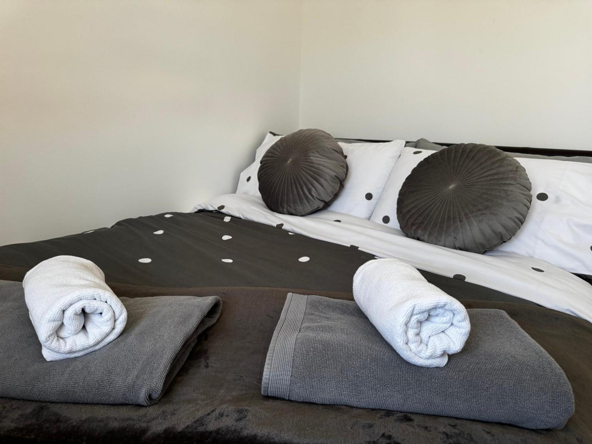 Cosy Retreat On Seaton Crescent - Free Off-street Parking For 5 Cars, Wifi-500mb, Families & Contractors, Close To M1 Jct 26 Nottingham