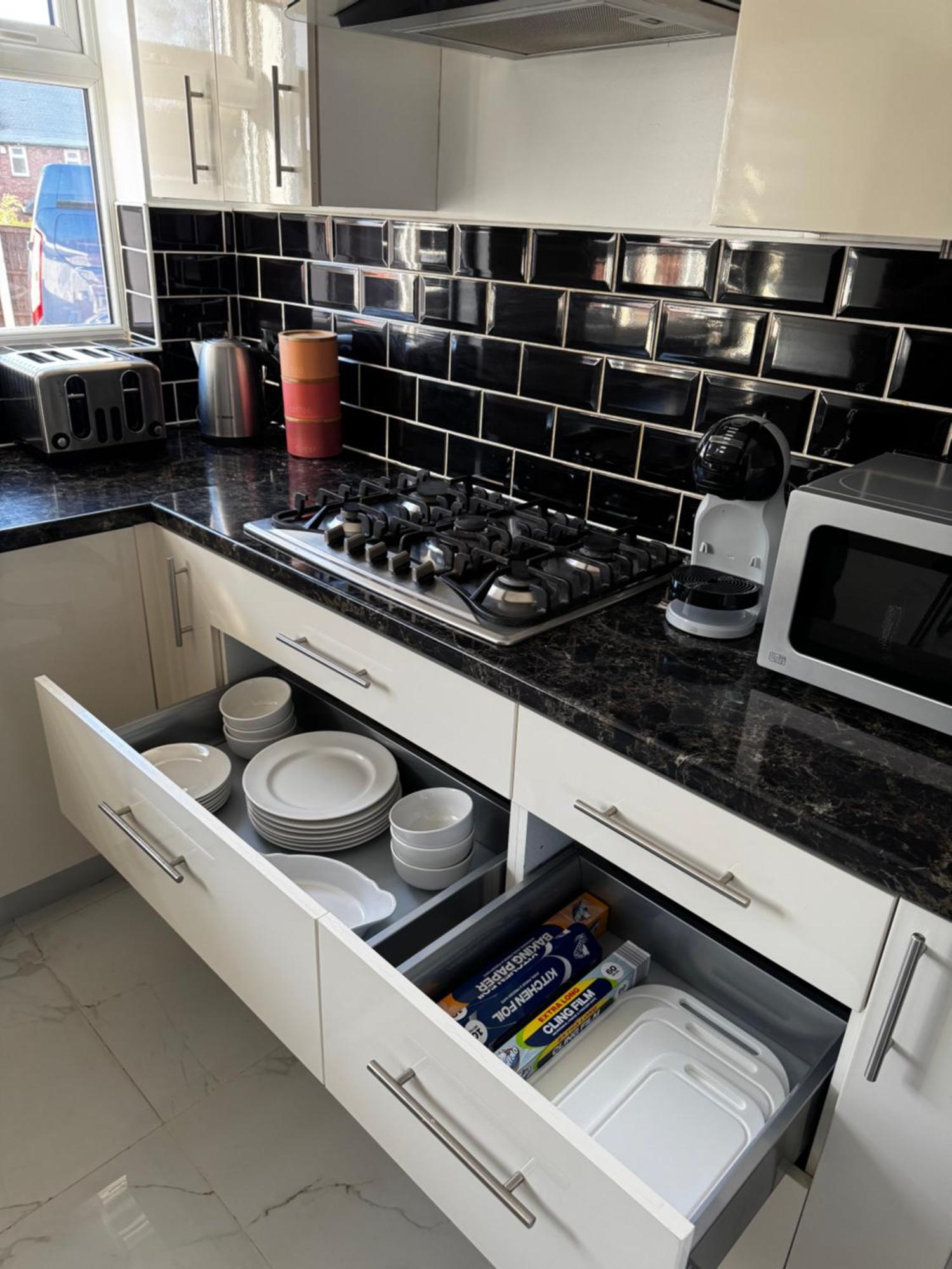 Cosy Retreat On Seaton Crescent - Free Off-street Parking For 5 Cars, Wifi-500mb, Families & Contractors, Close To M1 Jct 26 Holiday home *