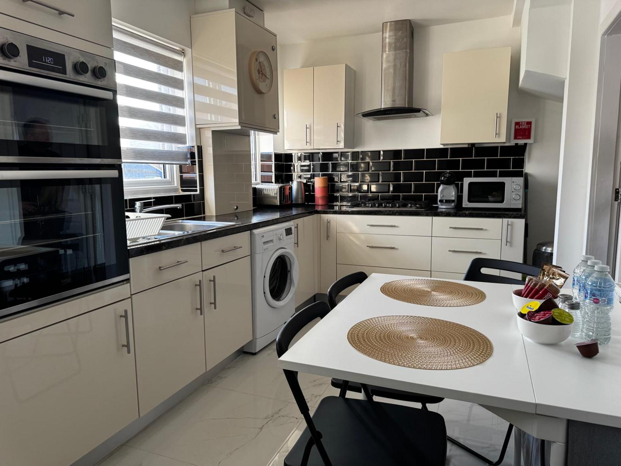 Cosy Retreat On Seaton Crescent - Free Off-street Parking For 5 Cars, Wifi-500mb, Families & Contractors, Close To M1 Jct 26 Holiday home *