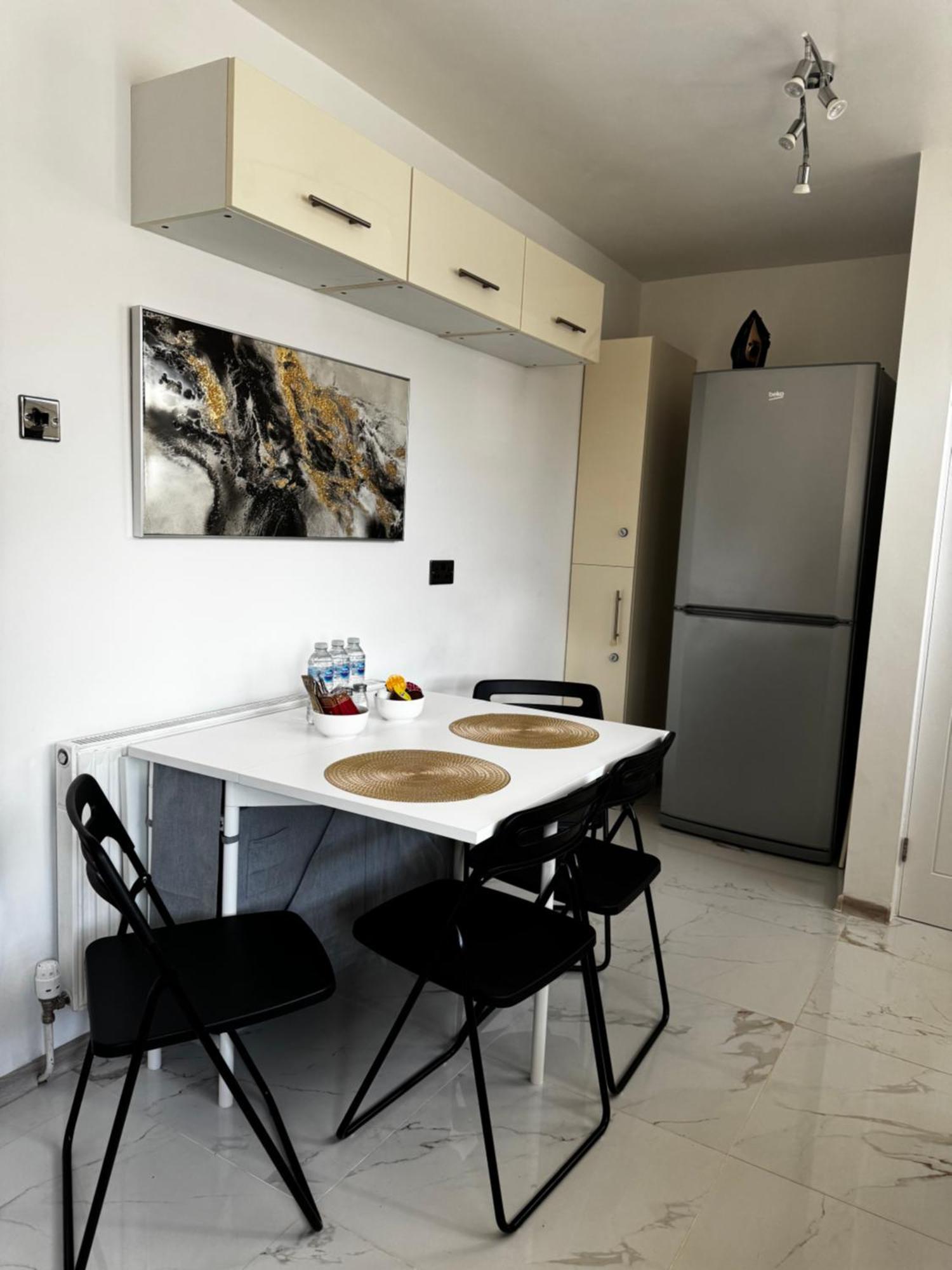 Cosy Retreat On Seaton Crescent - Free Off-street Parking For 5 Cars, Wifi-500mb, Families & Contractors, Close To M1 Jct 26 Holiday home *
