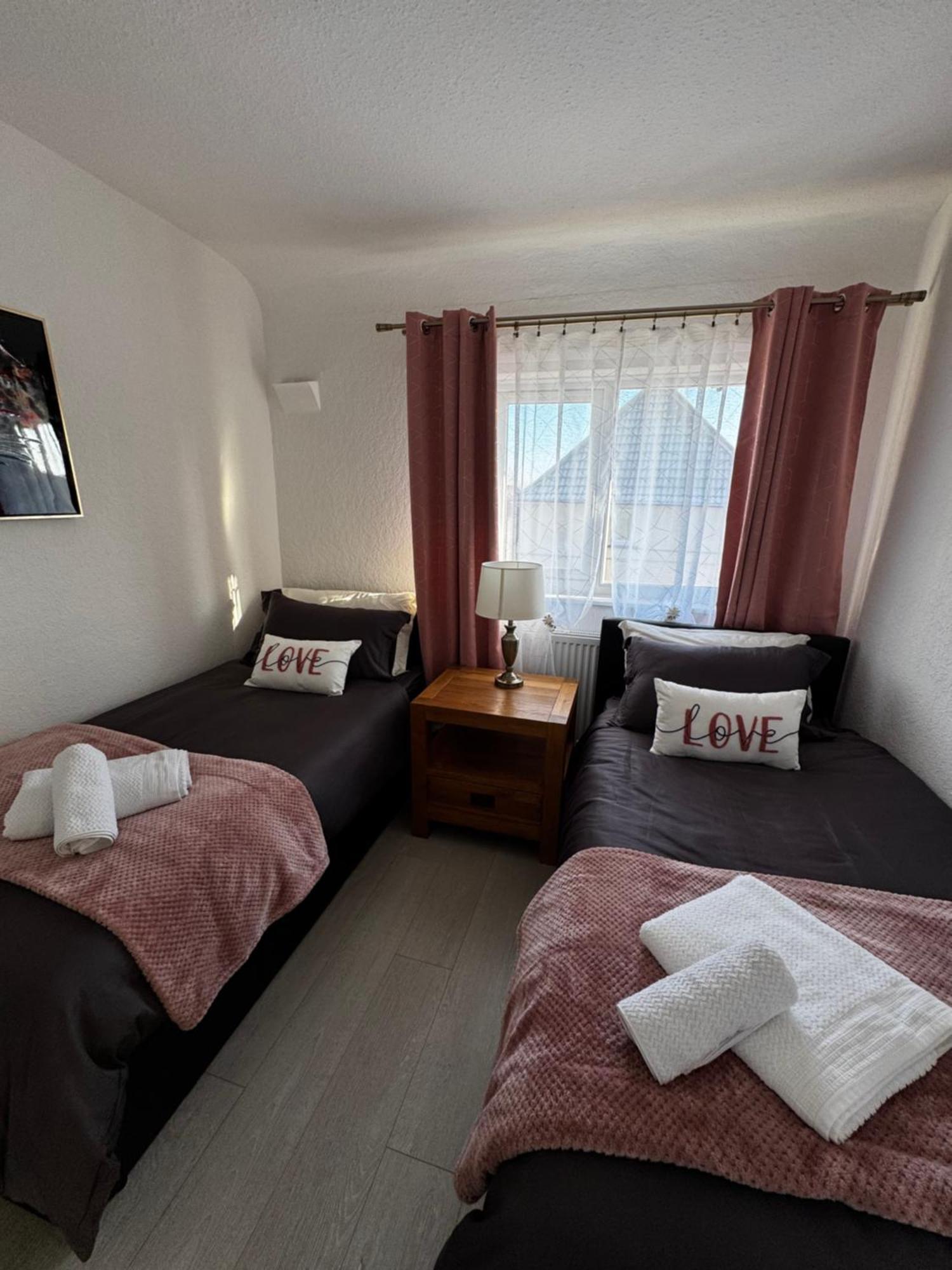 Cosy Retreat On Seaton Crescent - Free Off-street Parking For 5 Cars, Wifi-500mb, Families & Contractors, Close To M1 Jct 26 Nottingham