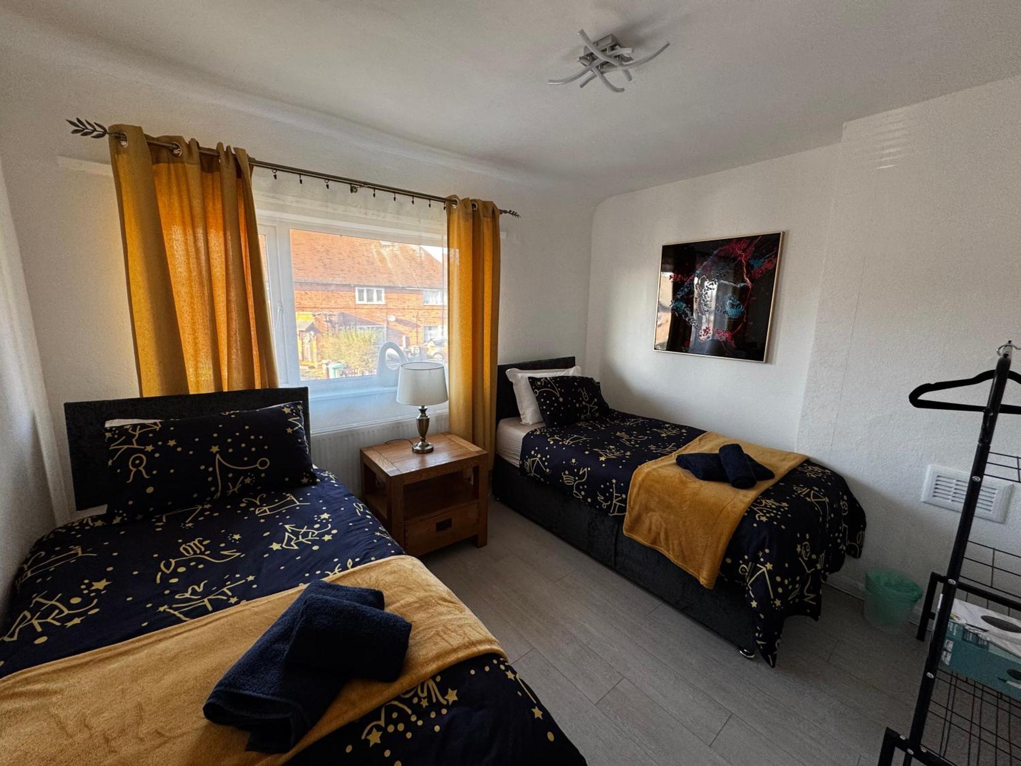 Cosy Retreat On Seaton Crescent - Free Off-street Parking For 5 Cars, Wifi-500mb, Families & Contractors, Close To M1 Jct 26 Holiday home Nottingham