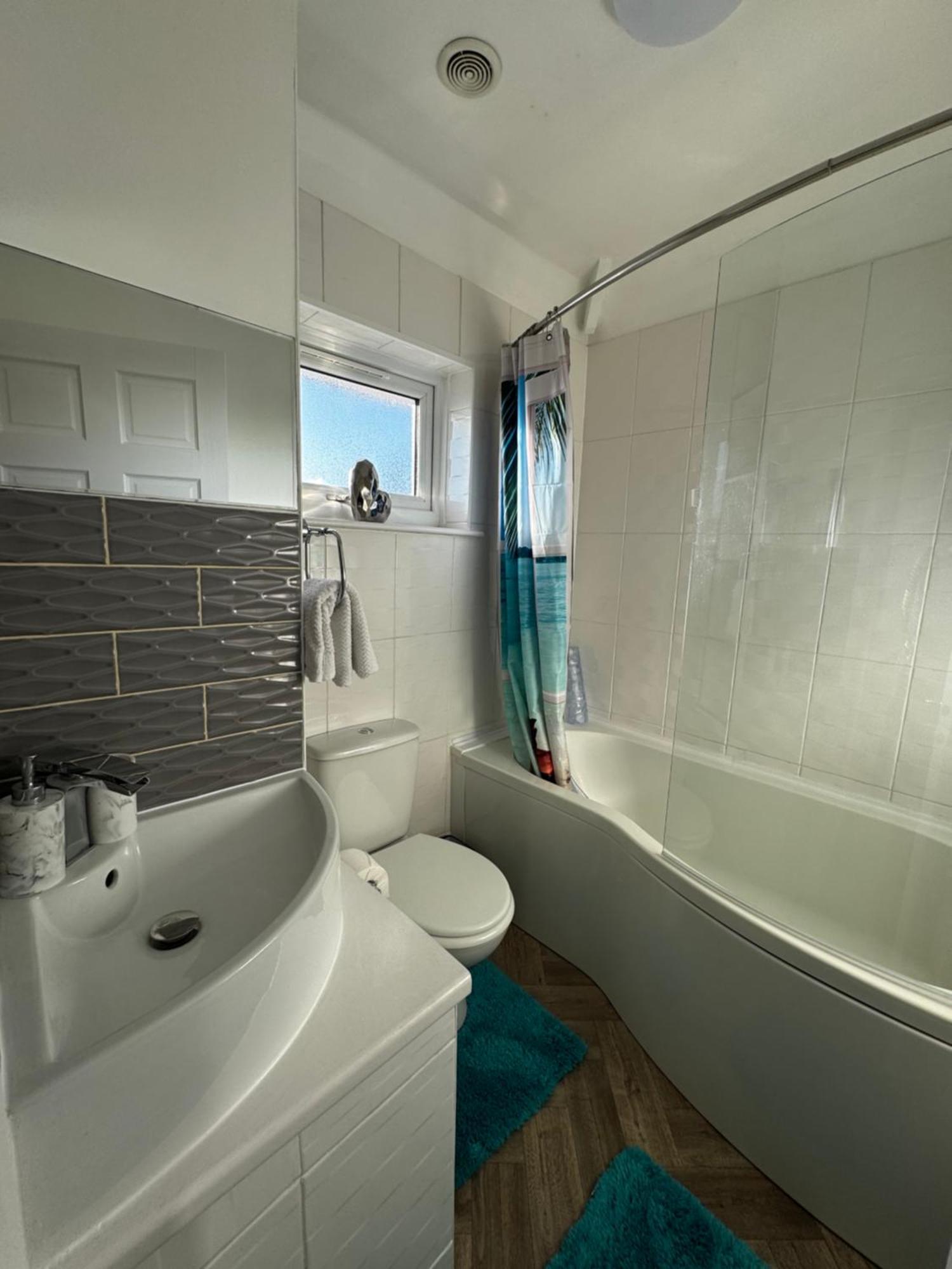 Cosy Retreat On Seaton Crescent - Free Off-street Parking For 5 Cars, Wifi-500mb, Families & Contractors, Close To M1 Jct 26 *