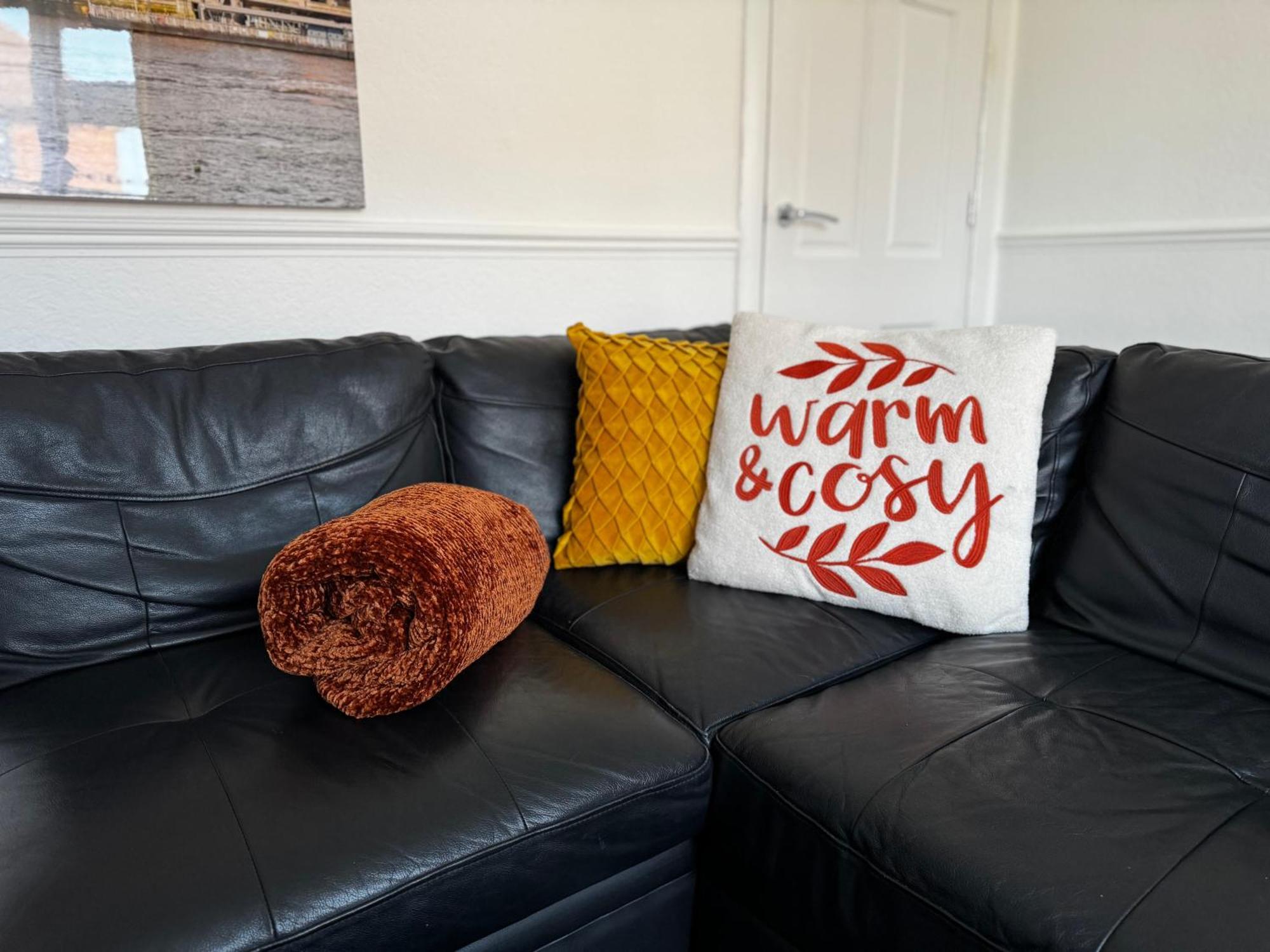 Cosy Retreat On Seaton Crescent - Free Off-street Parking For 5 Cars, Wifi-500mb, Families & Contractors, Close To M1 Jct 26 Holiday home *