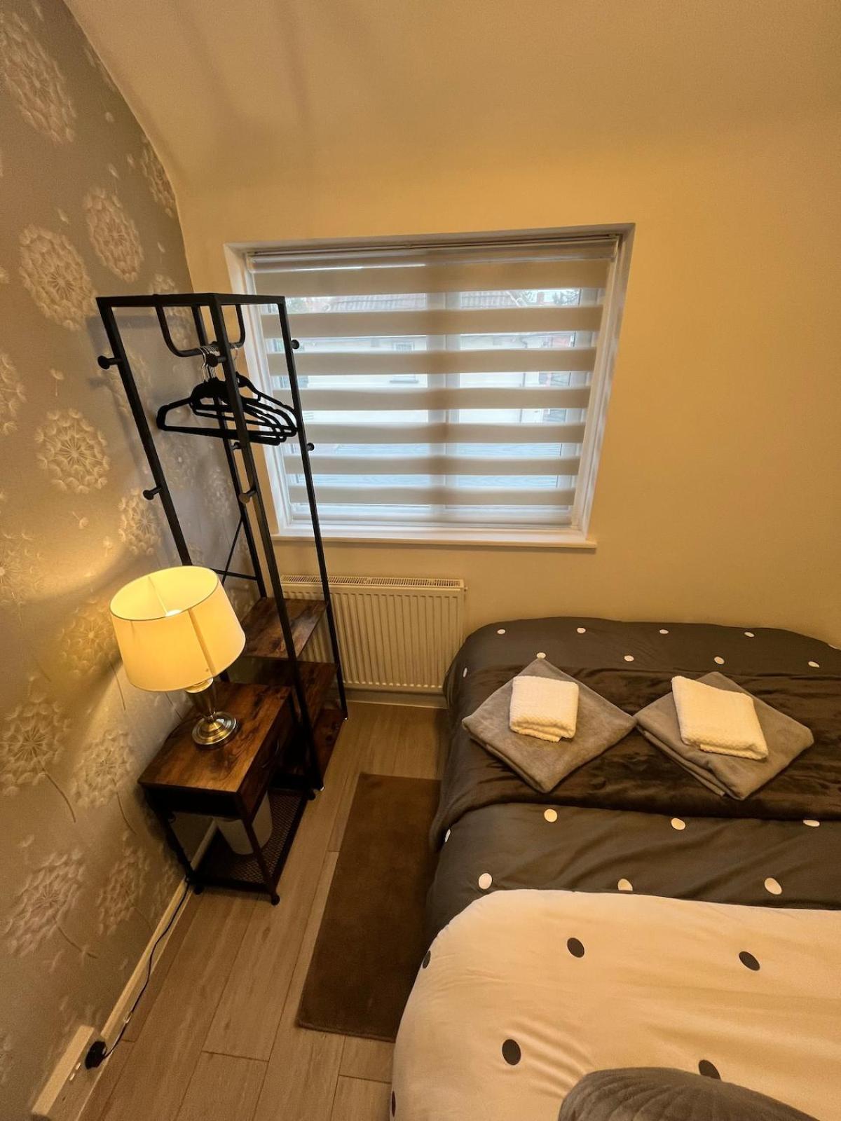 Cosy Retreat On Seaton Crescent - Free Off-street Parking For 5 Cars, Wifi-500mb, Families & Contractors, Close To M1 Jct 26 Holiday home *