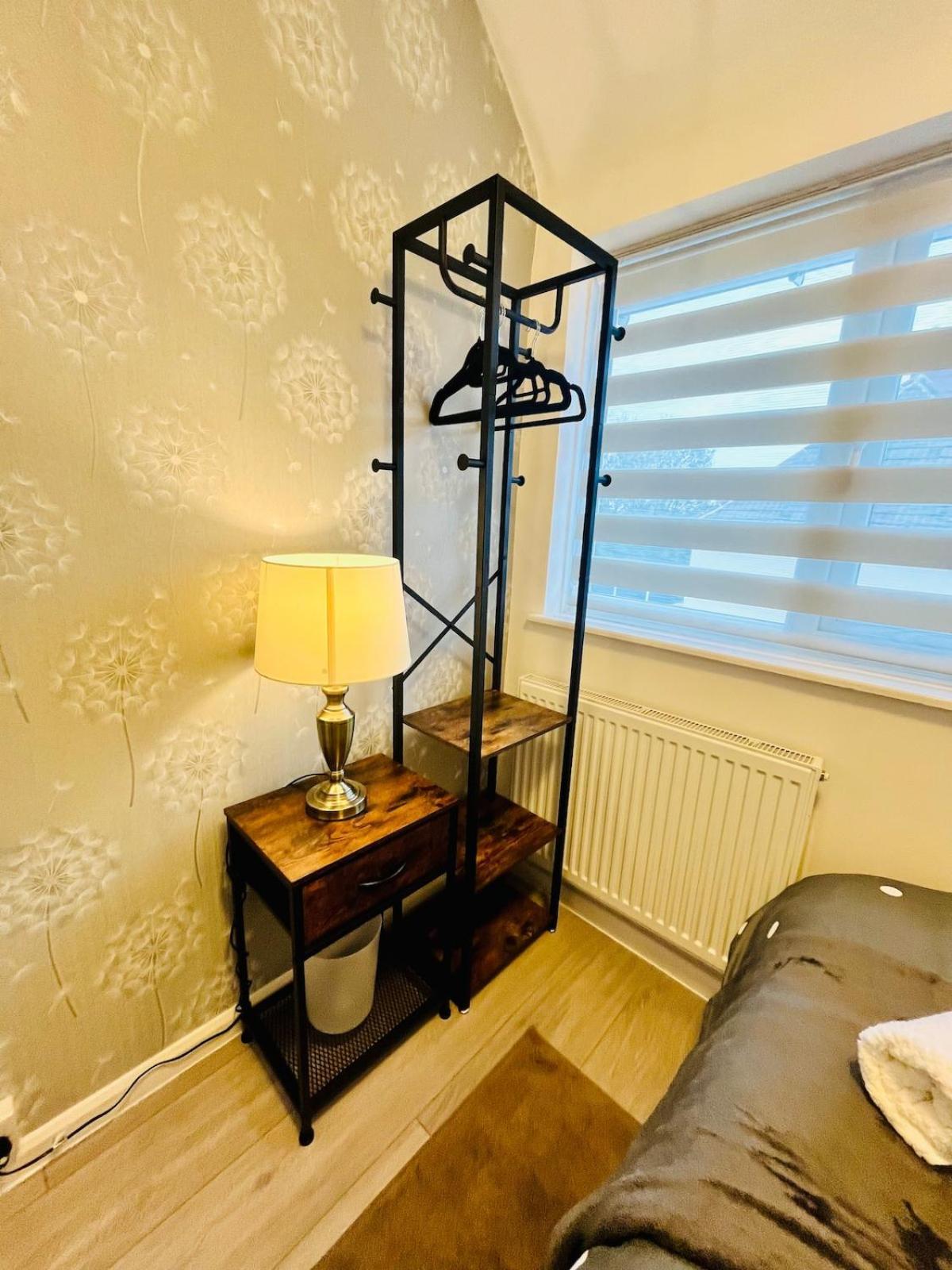 Holiday home Cosy Retreat On Seaton Crescent - Free Off-street Parking For 5 Cars, Wifi-500mb, Families & Contractors, Close To M1 Jct 26 Nottingham