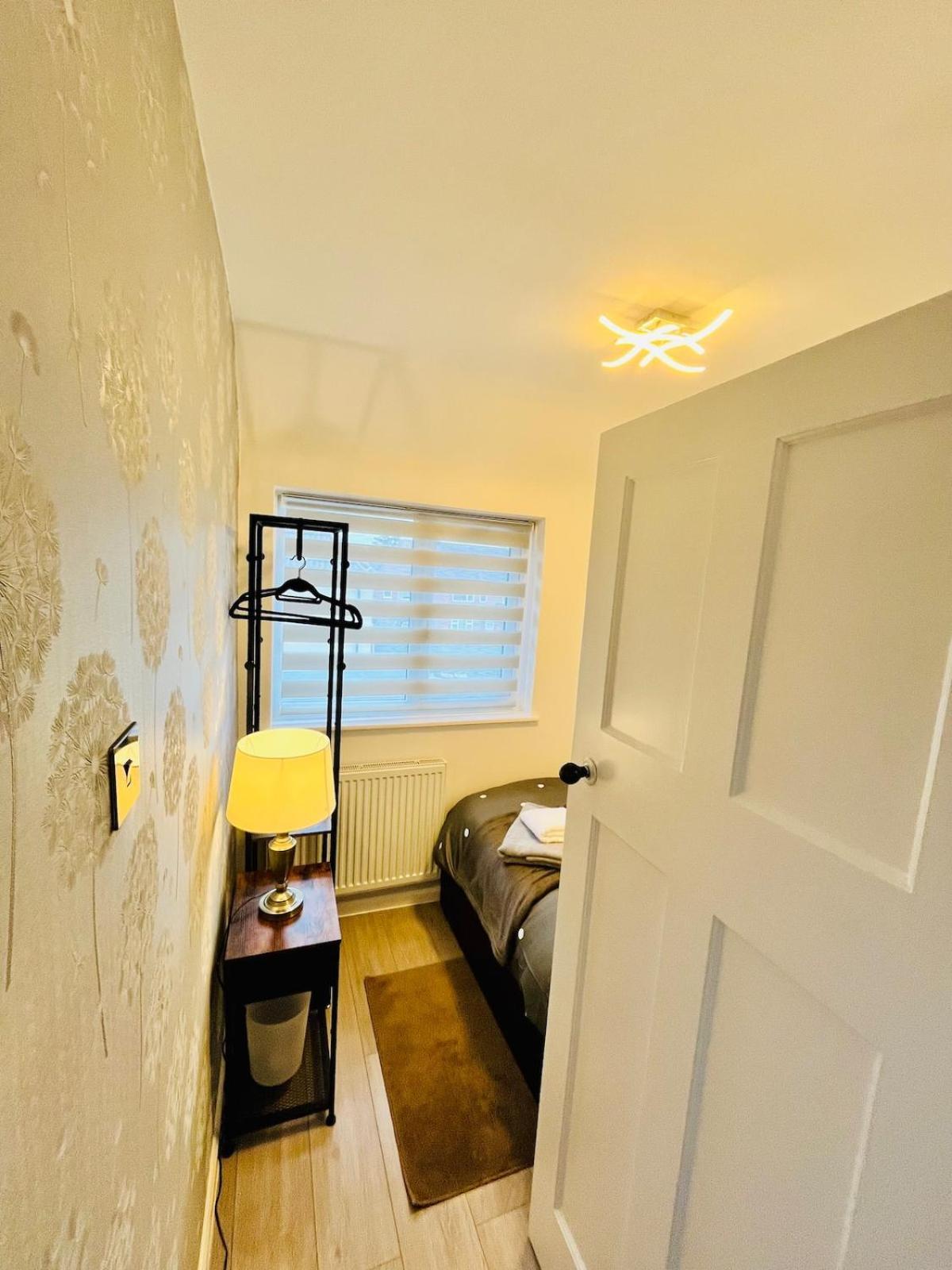 Cosy Retreat On Seaton Crescent - Free Off-street Parking For 5 Cars, Wifi-500mb, Families & Contractors, Close To M1 Jct 26 * Nottingham