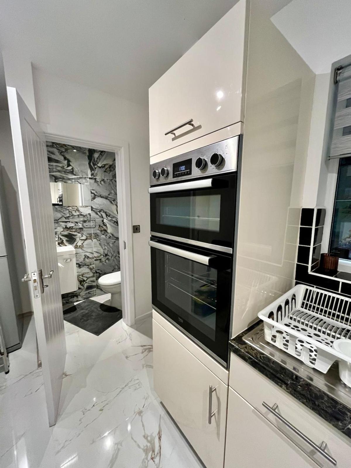 Cosy Retreat On Seaton Crescent - Free Off-street Parking For 5 Cars, Wifi-500mb, Families & Contractors, Close To M1 Jct 26 Holiday home Nottingham
