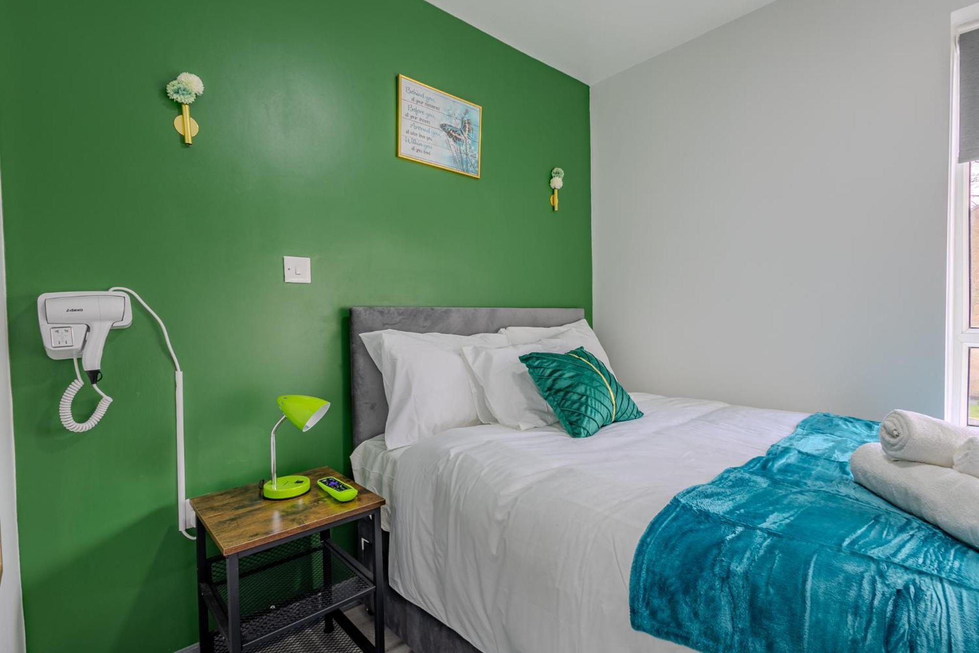 Premium Serviced Nottingham, 4 Bedrooms, 5 Beds, 4 Bathrooms, Sleeps 7 Holiday home Nottingham