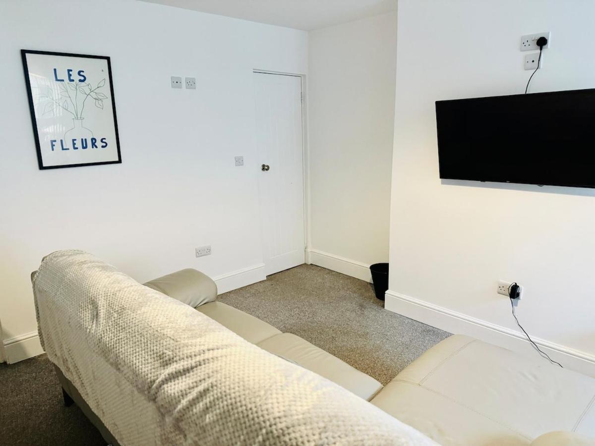 Calm Meets Comfort In 3-Bed House - Near Nottingham City Centre, Qmc, University Of Nottingham & Wollaton Park - Sleeps 5 Apartment