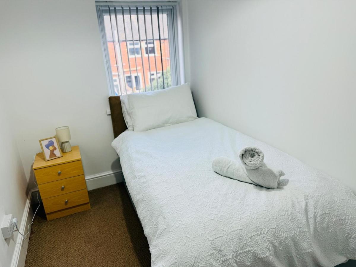 Calm Meets Comfort In 3-Bed House - Near Nottingham City Centre, Qmc, University Of Nottingham & Wollaton Park - Sleeps 5 *