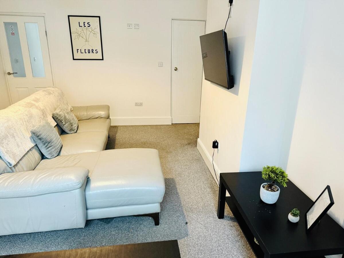 Apartment Calm Meets Comfort In 3-Bed House - Near Nottingham City Centre, Qmc, University Of Nottingham & Wollaton Park - Sleeps 5 *
