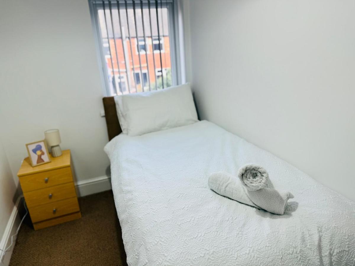 Apartment Calm Meets Comfort In 3-Bed House - Near Nottingham City Centre, Qmc, University Of Nottingham & Wollaton Park - Sleeps 5