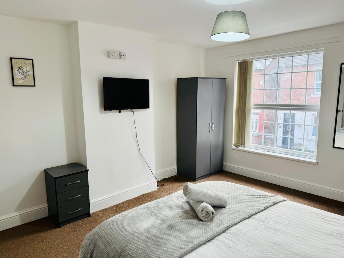 Calm Meets Comfort In 3-Bed House - Near Nottingham City Centre, Qmc, University Of Nottingham & Wollaton Park - Sleeps 5 Apartment *