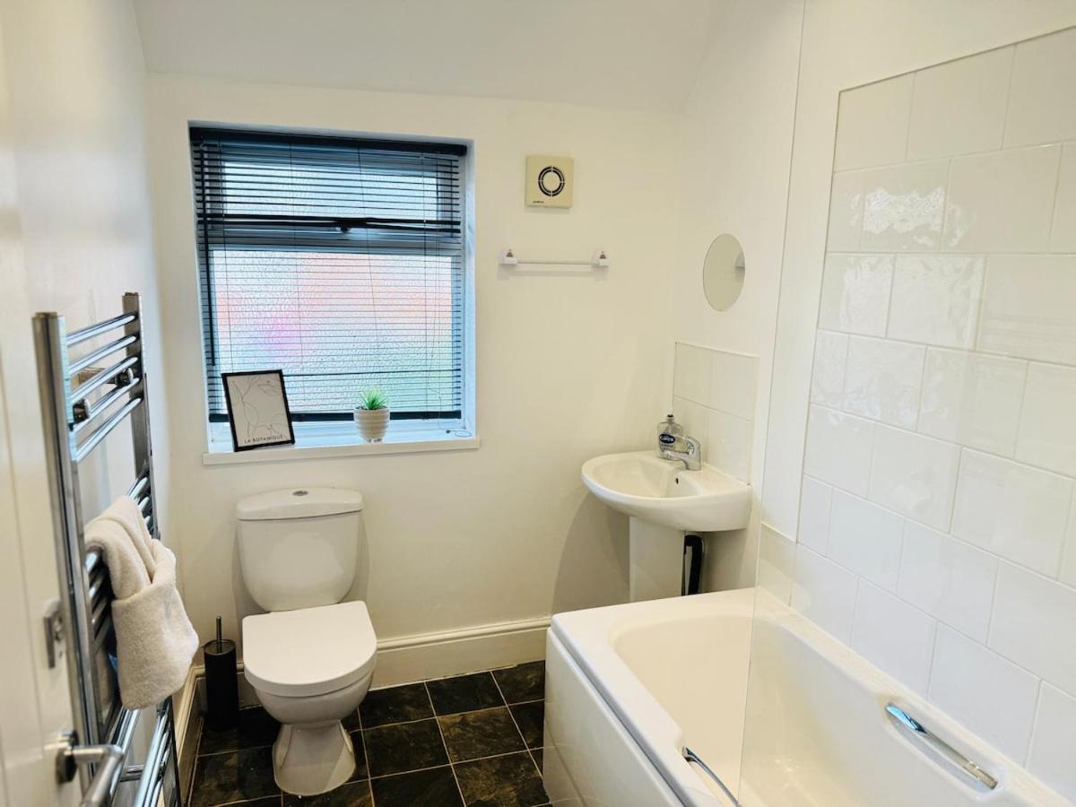 Apartment Calm Meets Comfort In 3-Bed House - Near Nottingham City Centre, Qmc, University Of Nottingham & Wollaton Park - Sleeps 5 Nottingham