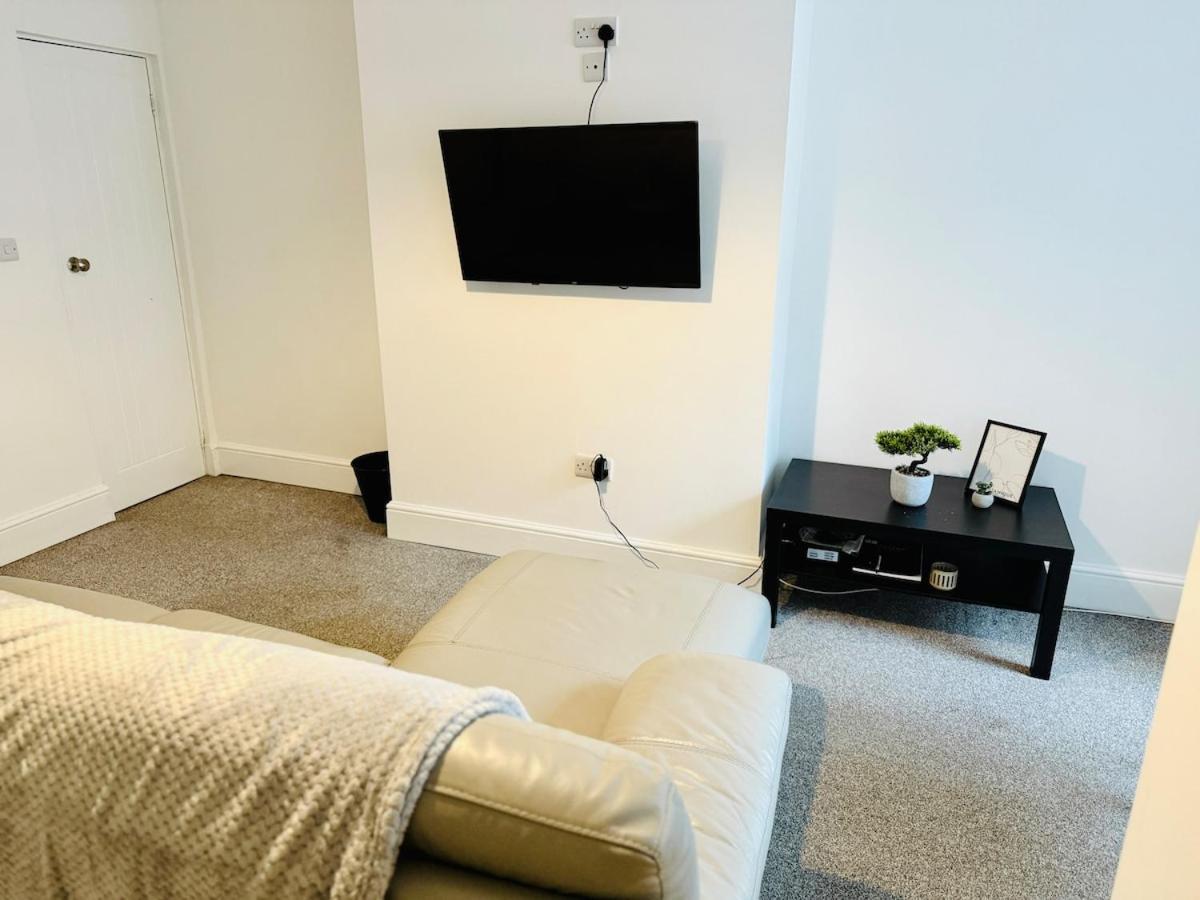 Apartment Calm Meets Comfort In 3-Bed House - Near Nottingham City Centre, Qmc, University Of Nottingham & Wollaton Park - Sleeps 5 Nottingham