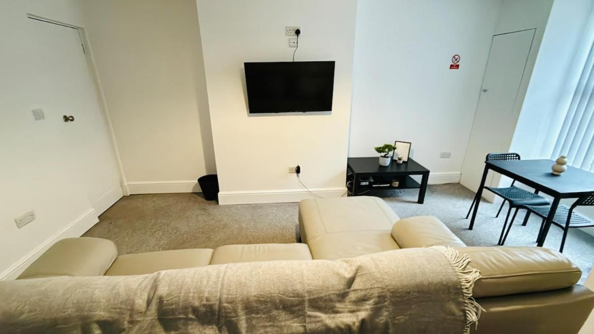 Calm Meets Comfort In 3-Bed House - Near Nottingham City Centre, Qmc, University Of Nottingham & Wollaton Park - Sleeps 5 Apartment