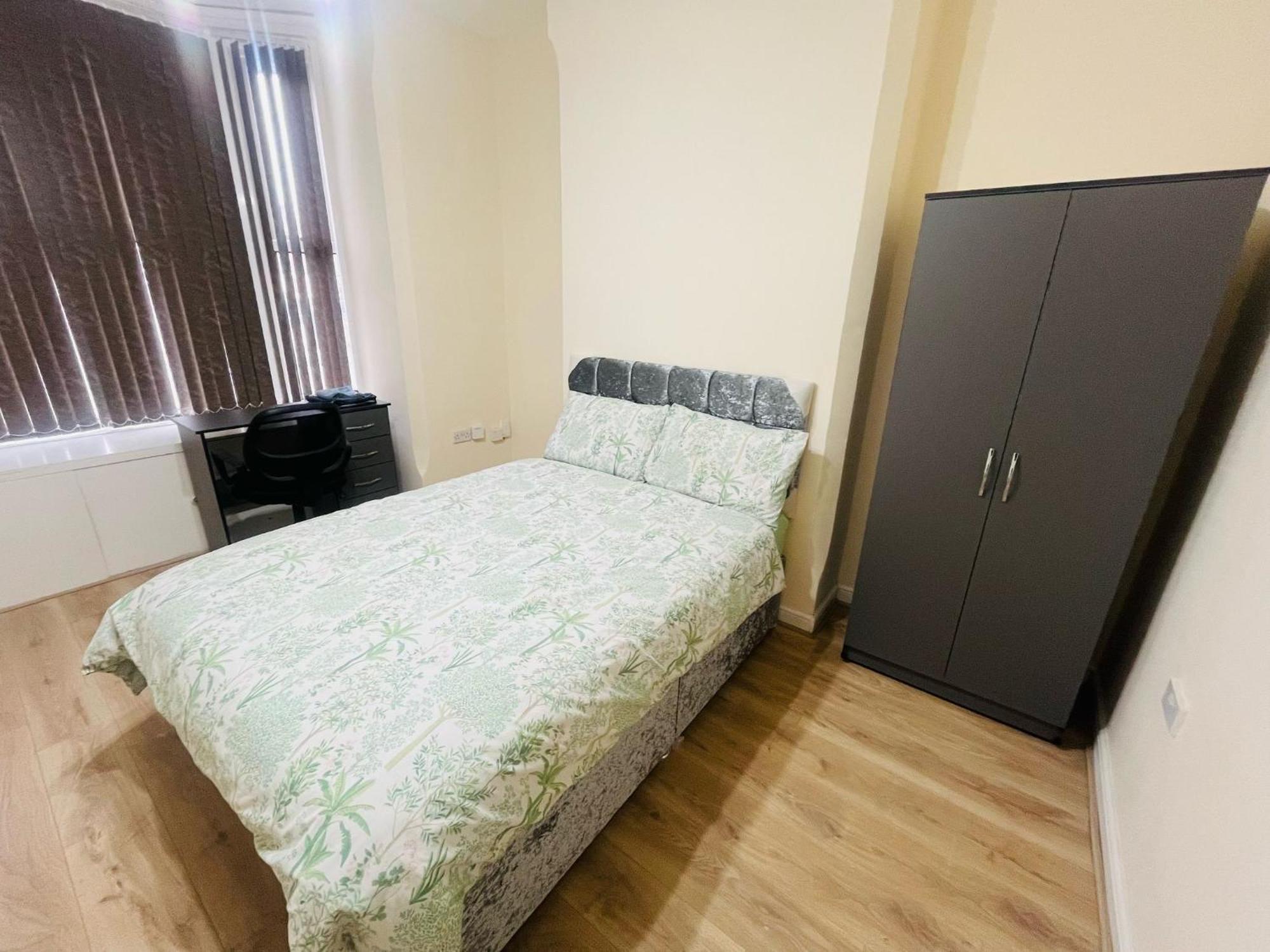 Double Near Railway Station & Football Ground Homestay *