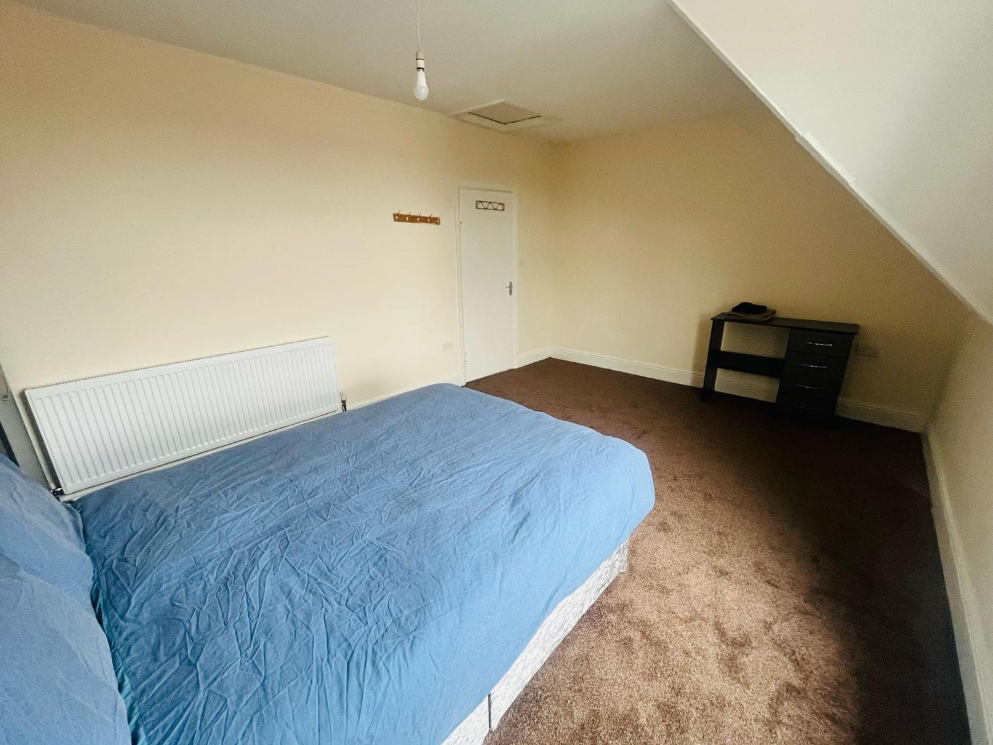 Double Near Railway Station & Football Ground Homestay