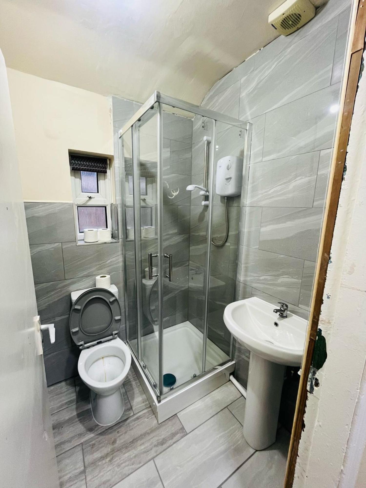 Double Near Railway Station & Football Ground Homestay *