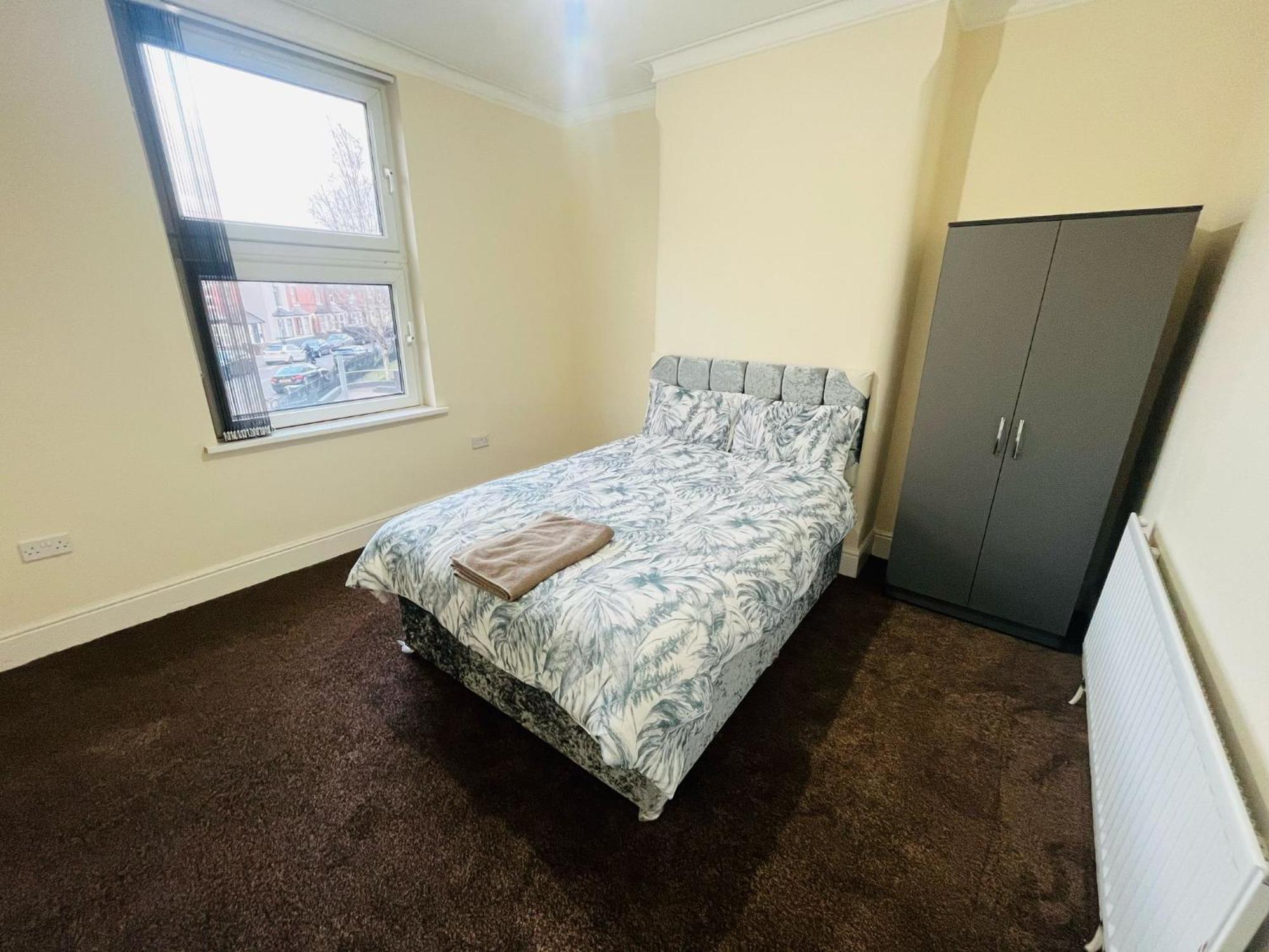 Double Near Railway Station & Football Ground Homestay *