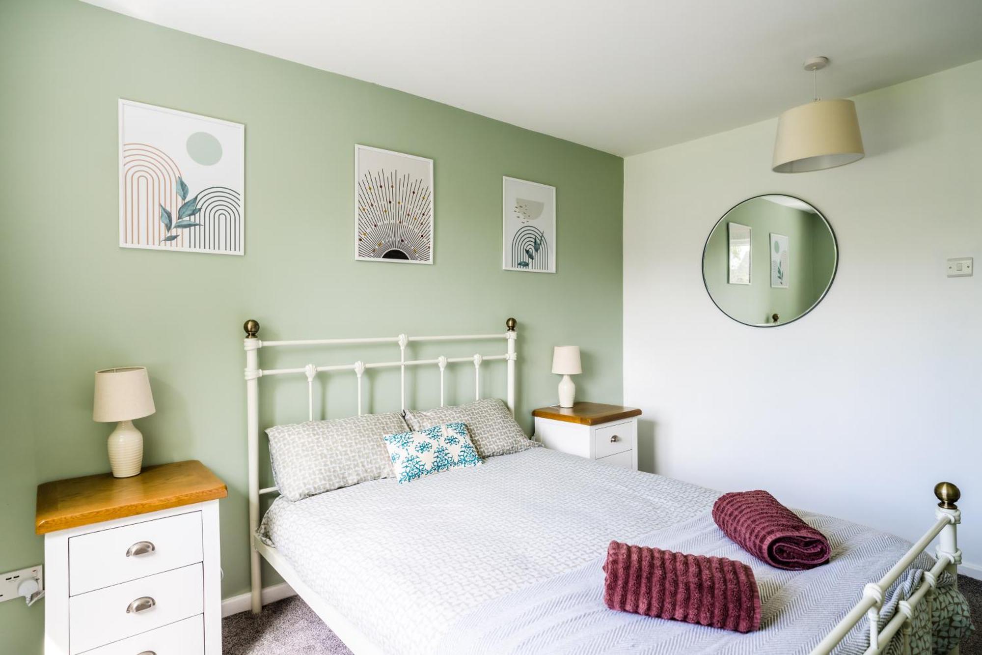 Lily's With Parking Holiday home